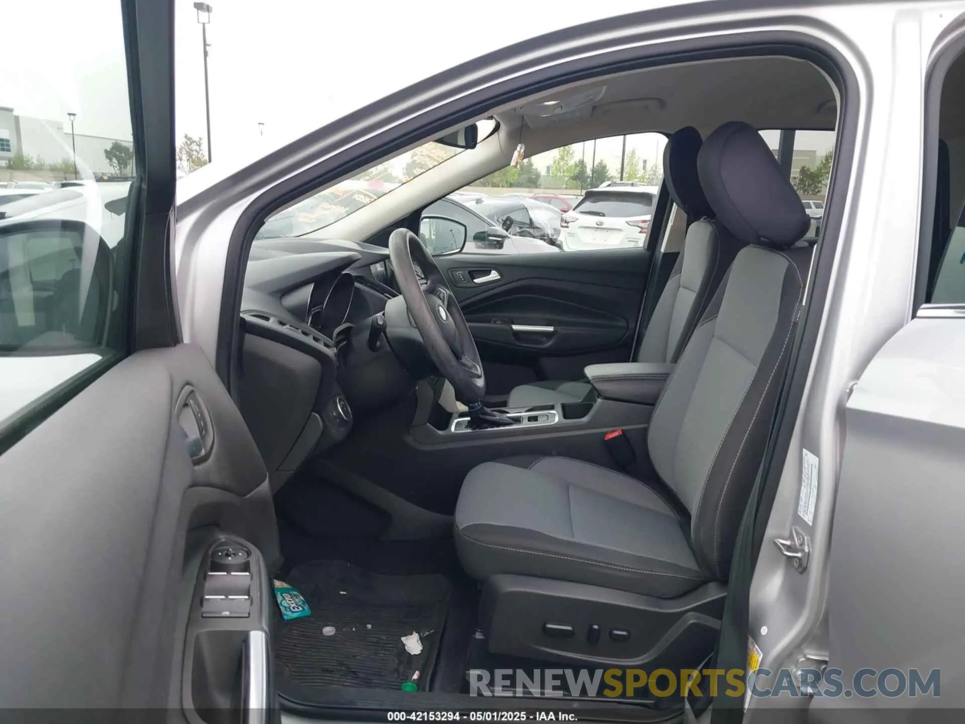 5 Photograph of a damaged car 1FMCU0GD1KUB81935 FORD ESCAPE 2019