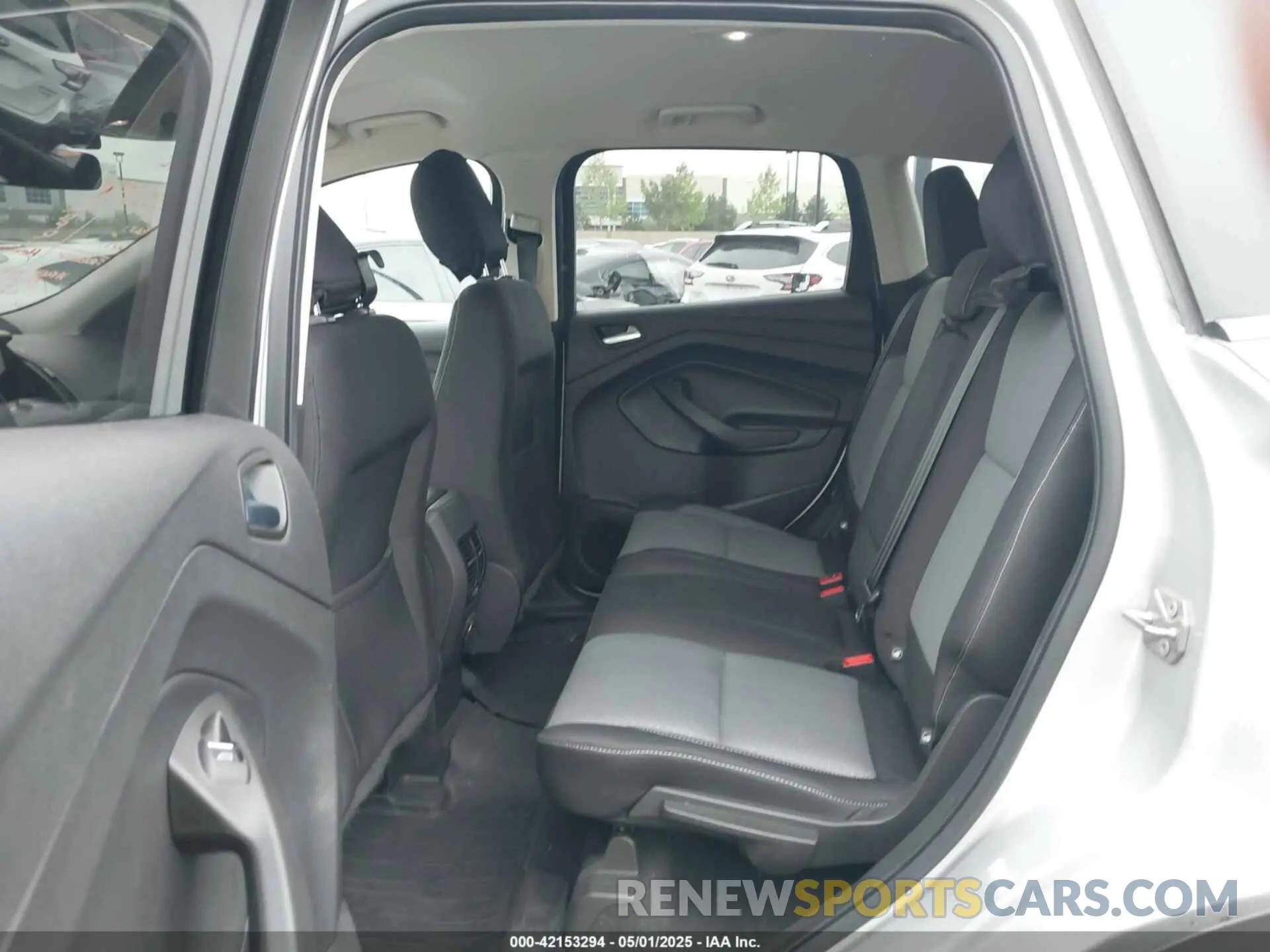 8 Photograph of a damaged car 1FMCU0GD1KUB81935 FORD ESCAPE 2019