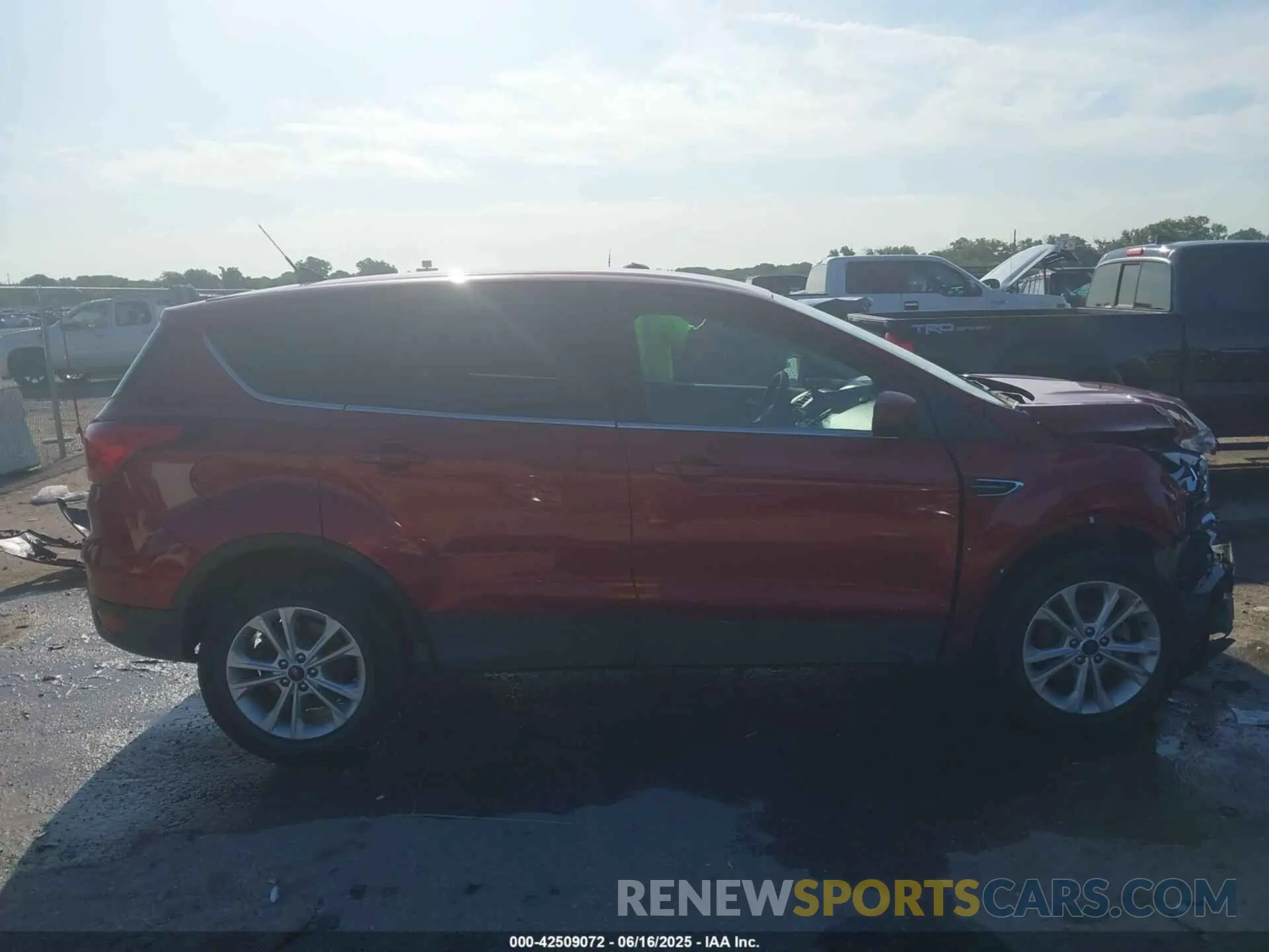14 Photograph of a damaged car 1FMCU0GD1KUC52129 FORD ESCAPE 2019