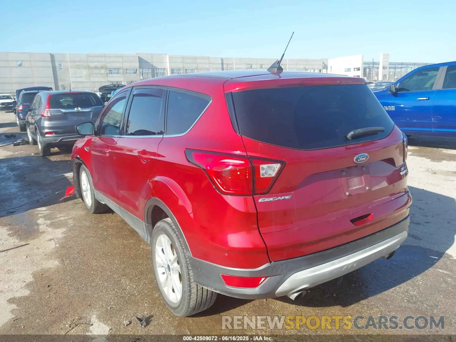 3 Photograph of a damaged car 1FMCU0GD1KUC52129 FORD ESCAPE 2019