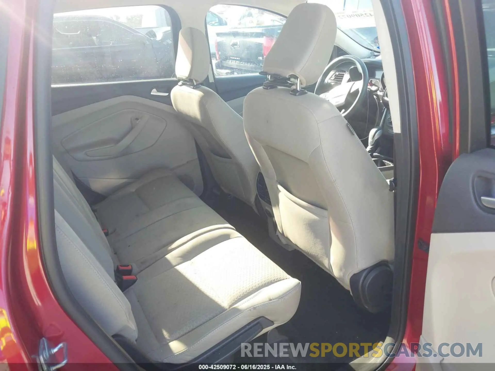 8 Photograph of a damaged car 1FMCU0GD1KUC52129 FORD ESCAPE 2019