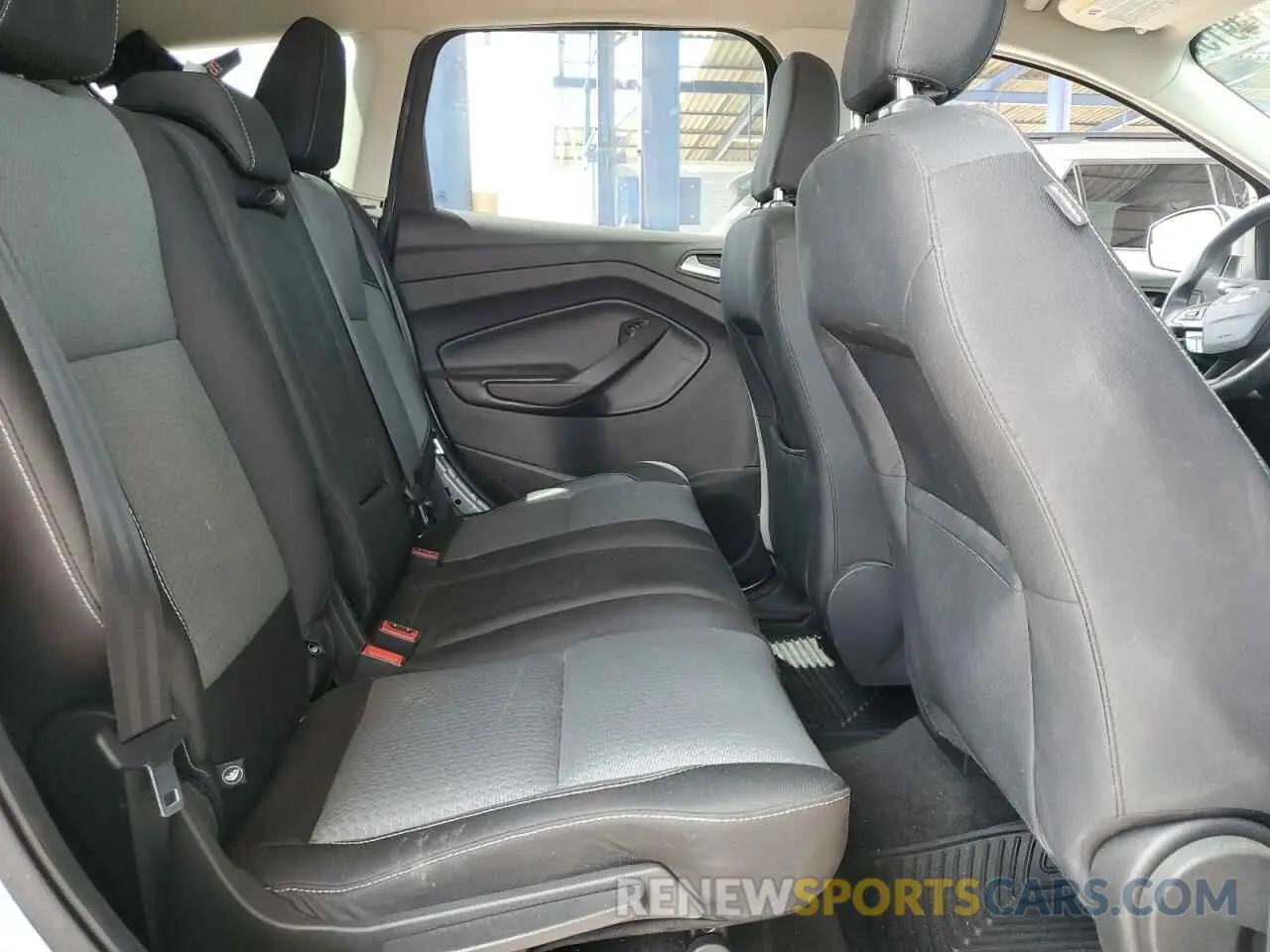 10 Photograph of a damaged car 1FMCU0GD2KUA06237 FORD ESCAPE 2019