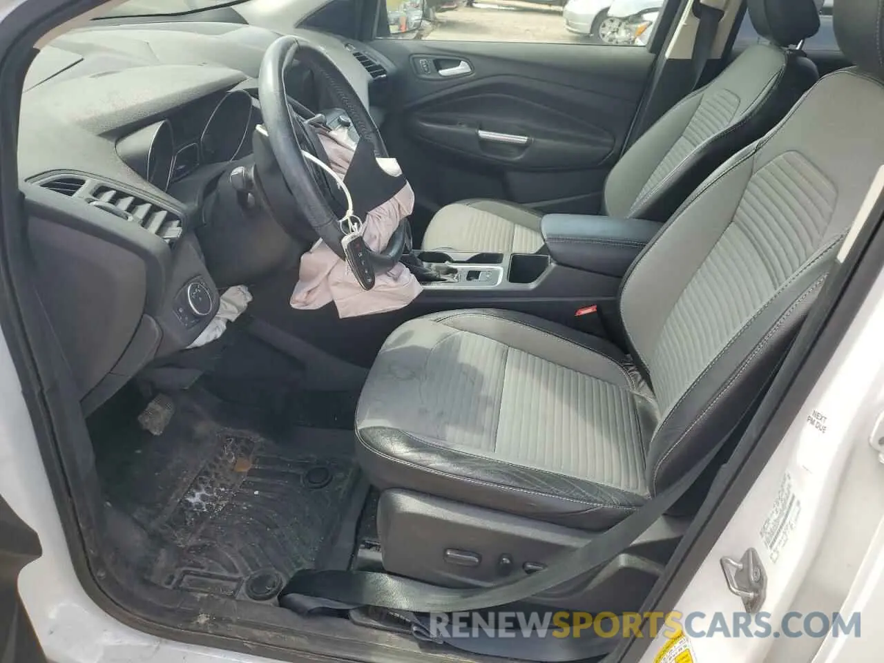 7 Photograph of a damaged car 1FMCU0GD2KUA64767 FORD ESCAPE 2019