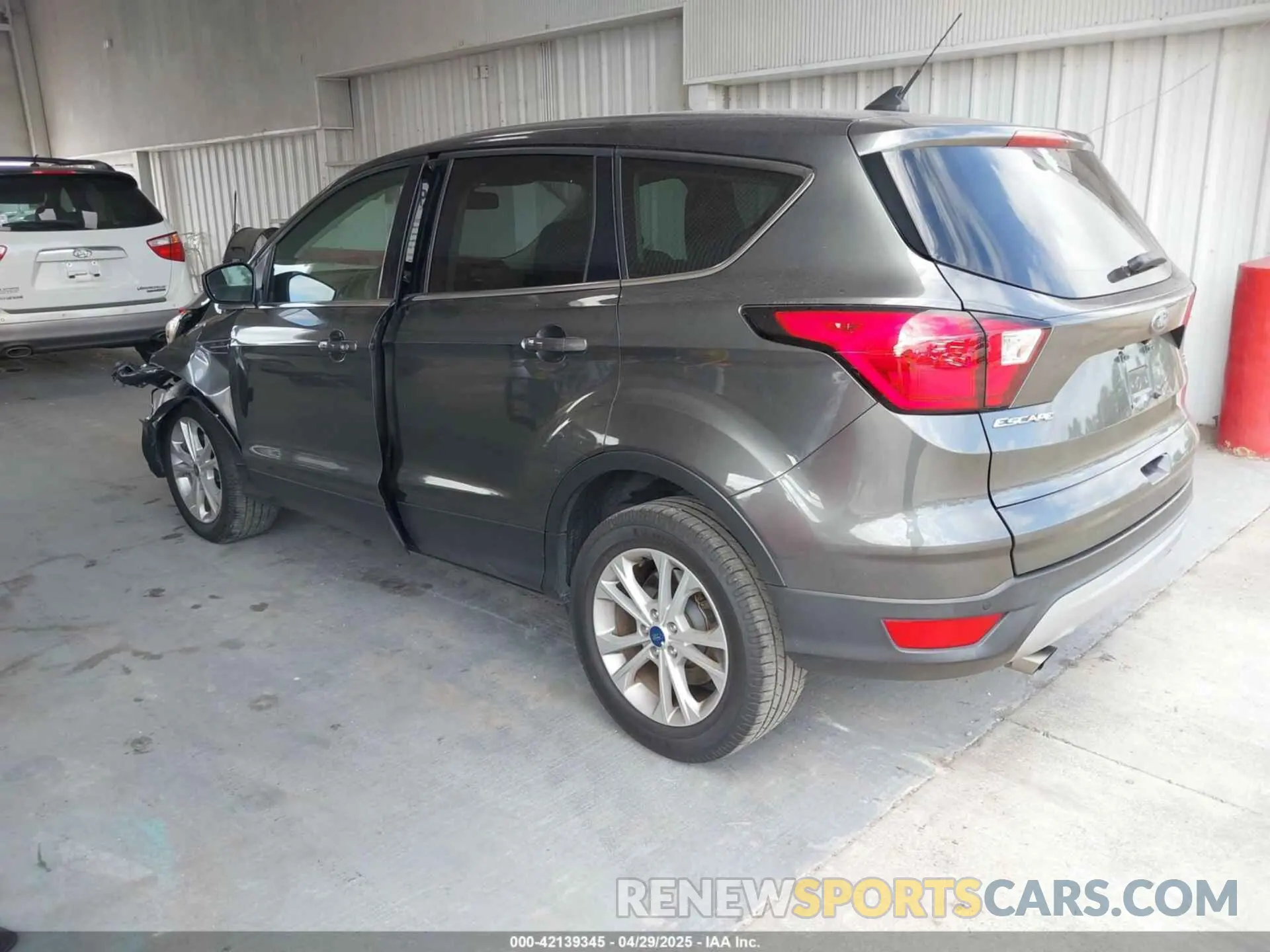 3 Photograph of a damaged car 1FMCU0GD2KUB14762 FORD ESCAPE 2019