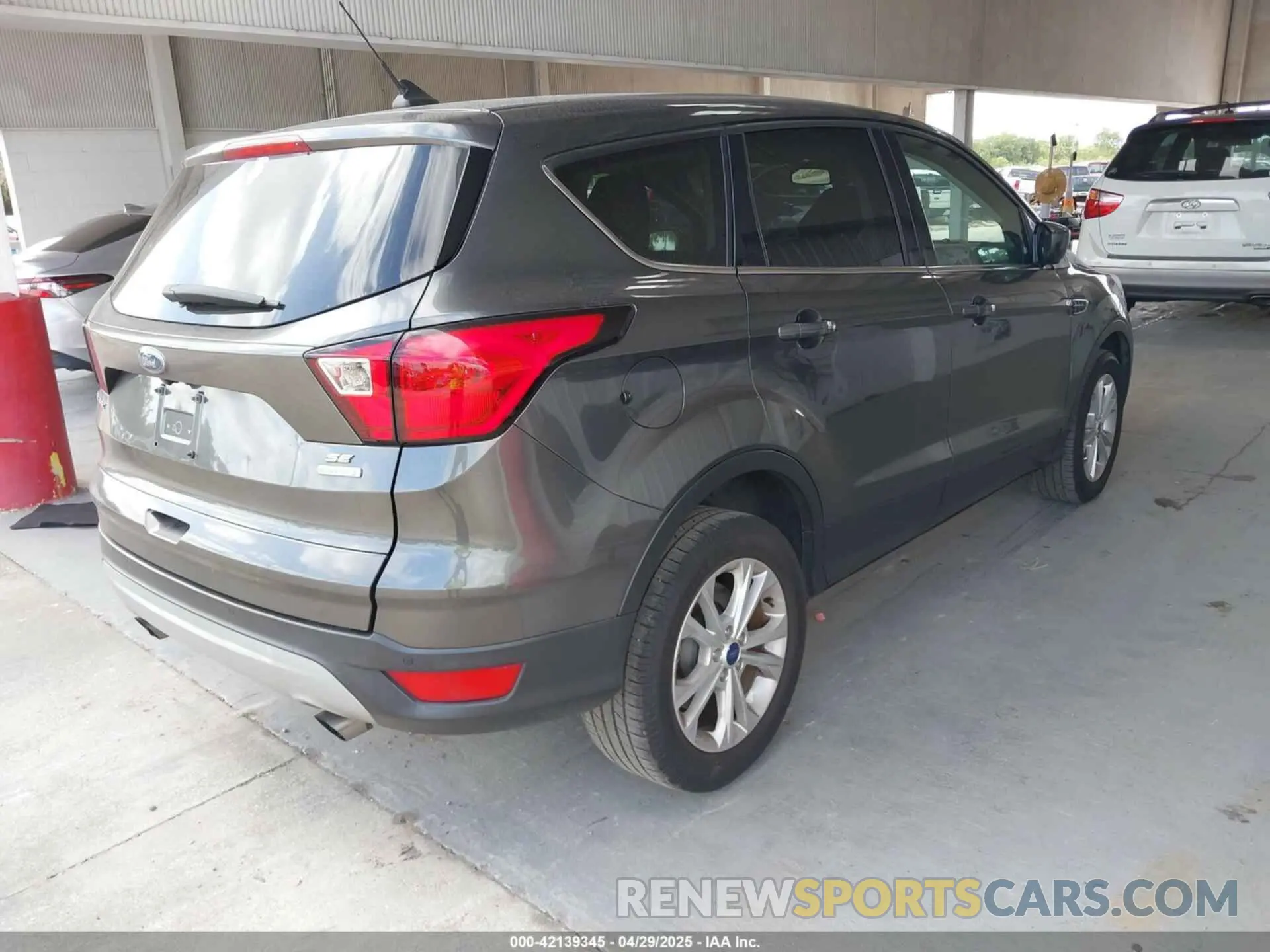 4 Photograph of a damaged car 1FMCU0GD2KUB14762 FORD ESCAPE 2019