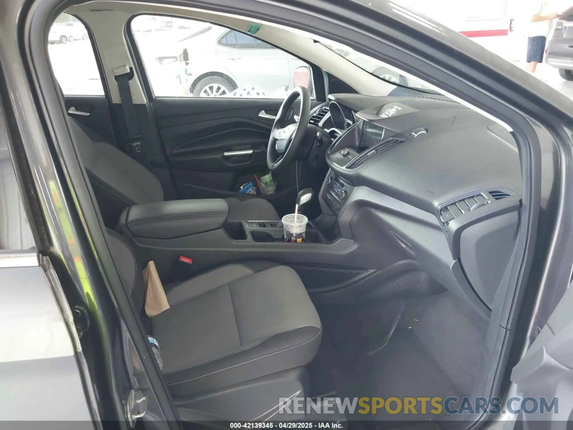 5 Photograph of a damaged car 1FMCU0GD2KUB14762 FORD ESCAPE 2019
