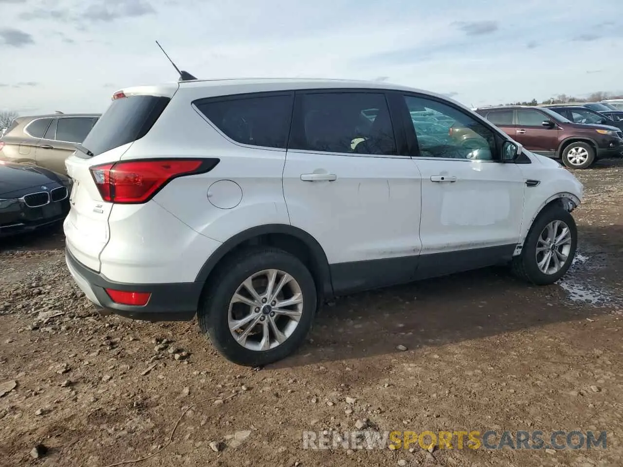 3 Photograph of a damaged car 1FMCU0GD2KUB32484 FORD ESCAPE 2019