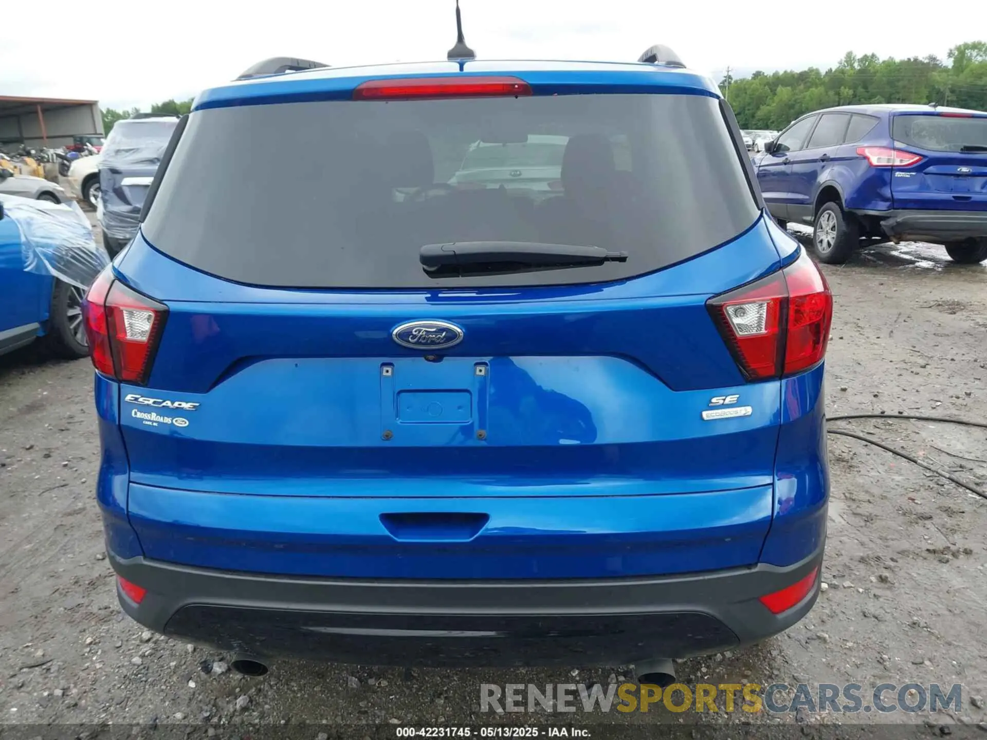 17 Photograph of a damaged car 1FMCU0GD2KUB45025 FORD ESCAPE 2019