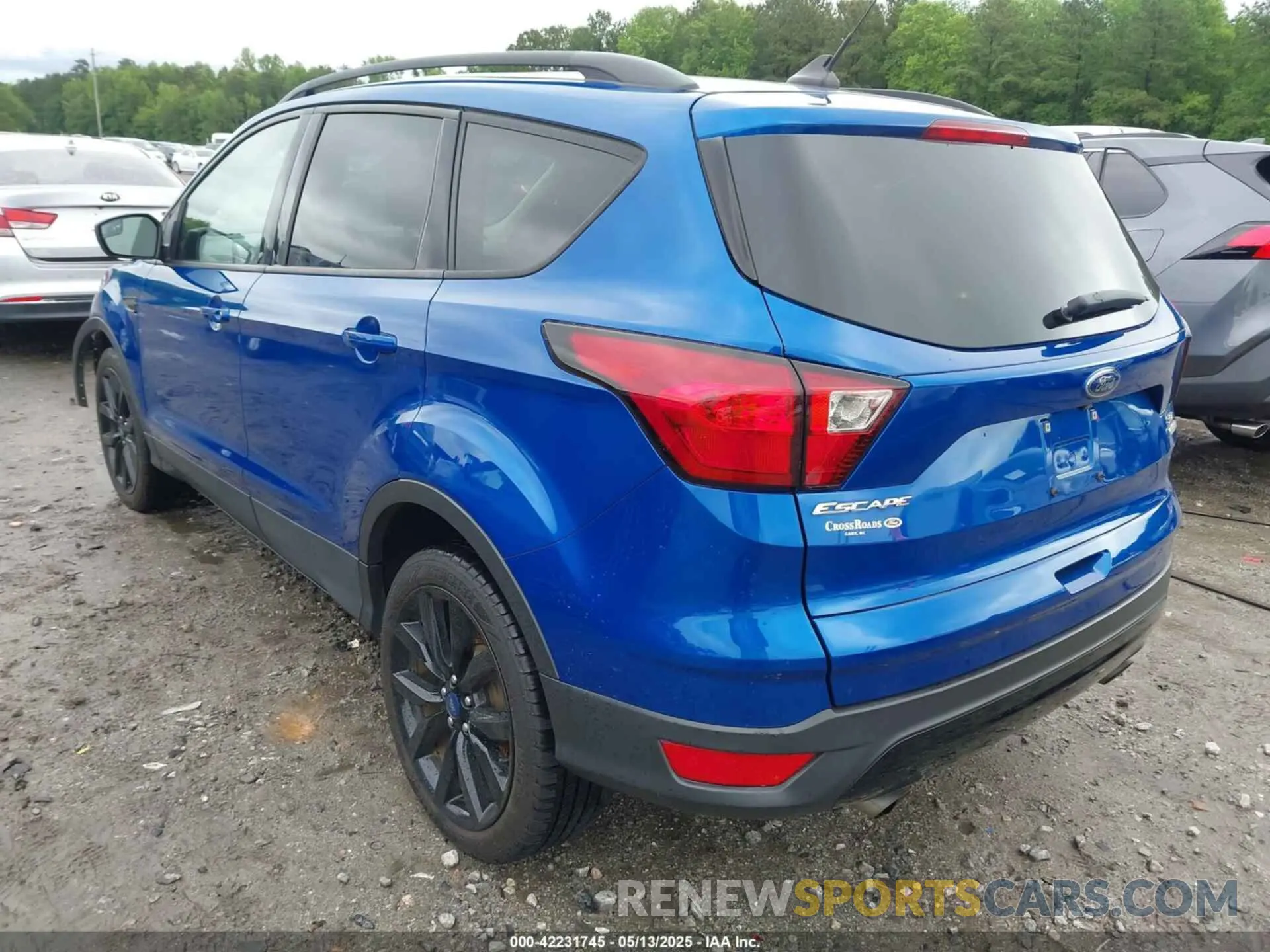 3 Photograph of a damaged car 1FMCU0GD2KUB45025 FORD ESCAPE 2019
