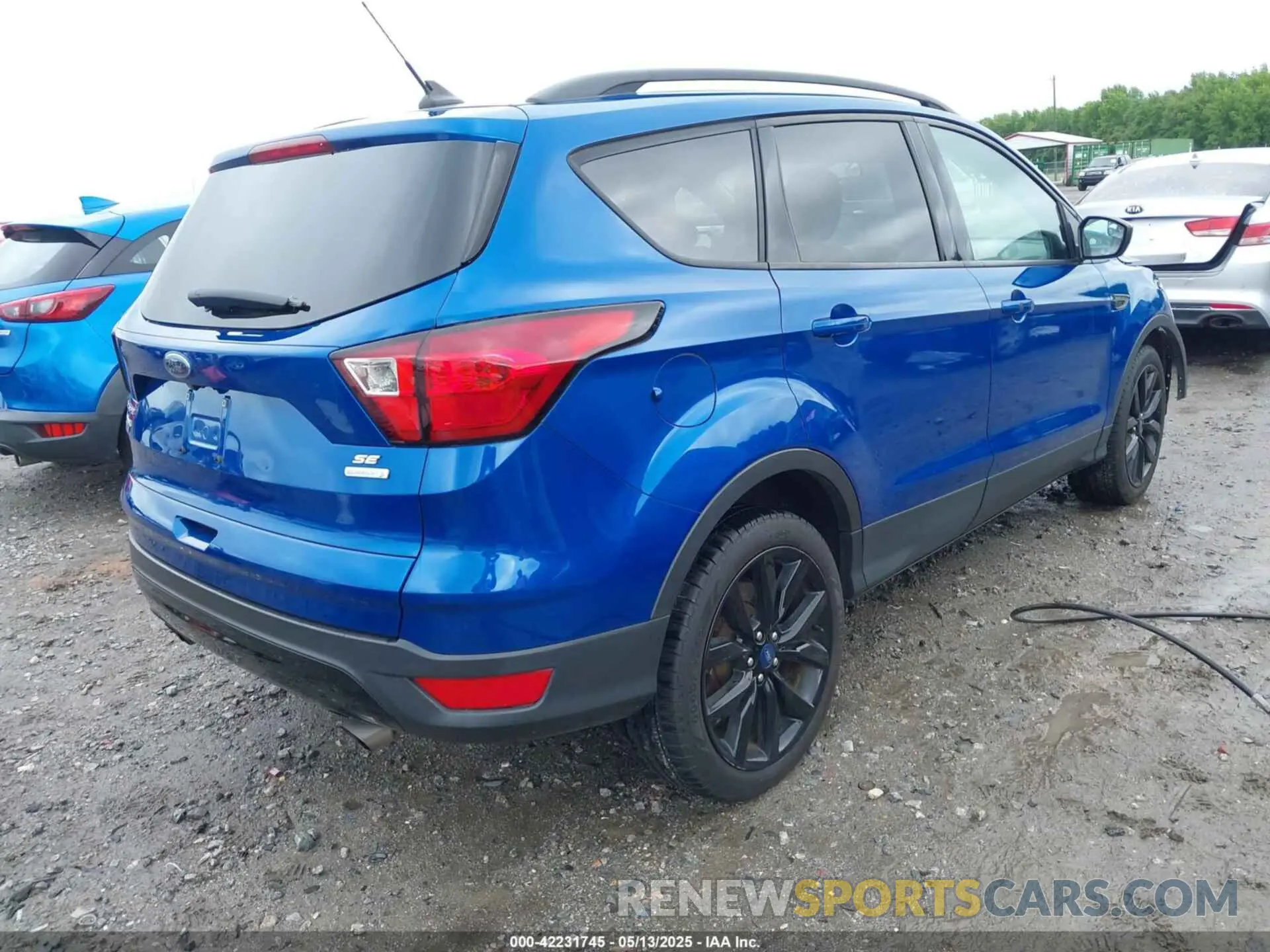 4 Photograph of a damaged car 1FMCU0GD2KUB45025 FORD ESCAPE 2019