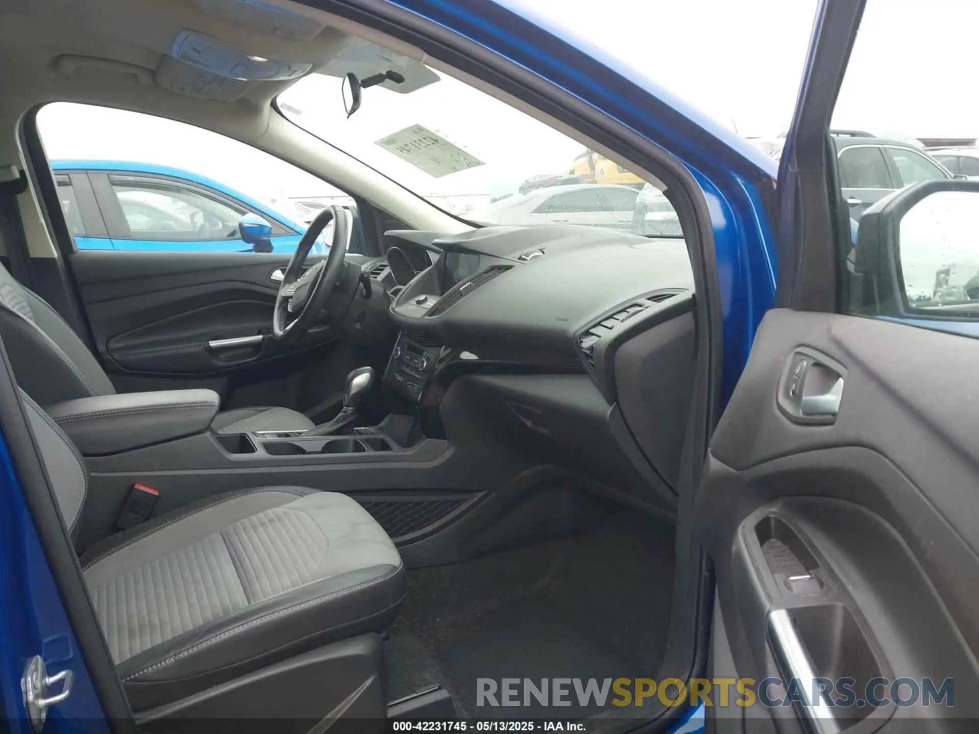 5 Photograph of a damaged car 1FMCU0GD2KUB45025 FORD ESCAPE 2019