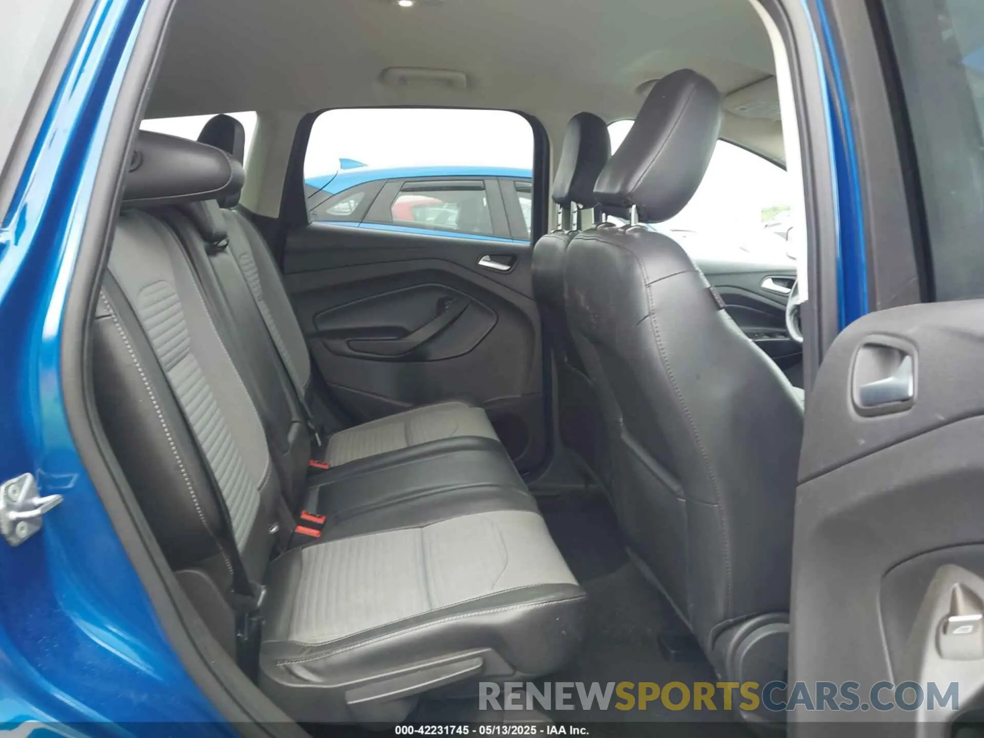 8 Photograph of a damaged car 1FMCU0GD2KUB45025 FORD ESCAPE 2019
