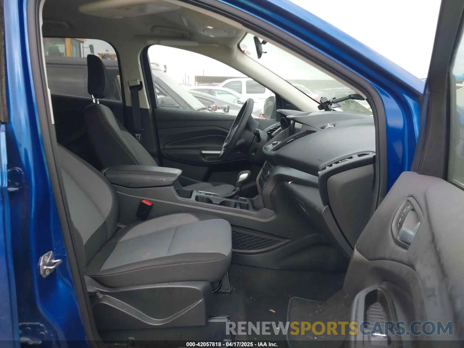 5 Photograph of a damaged car 1FMCU0GD2KUB49611 FORD ESCAPE 2019