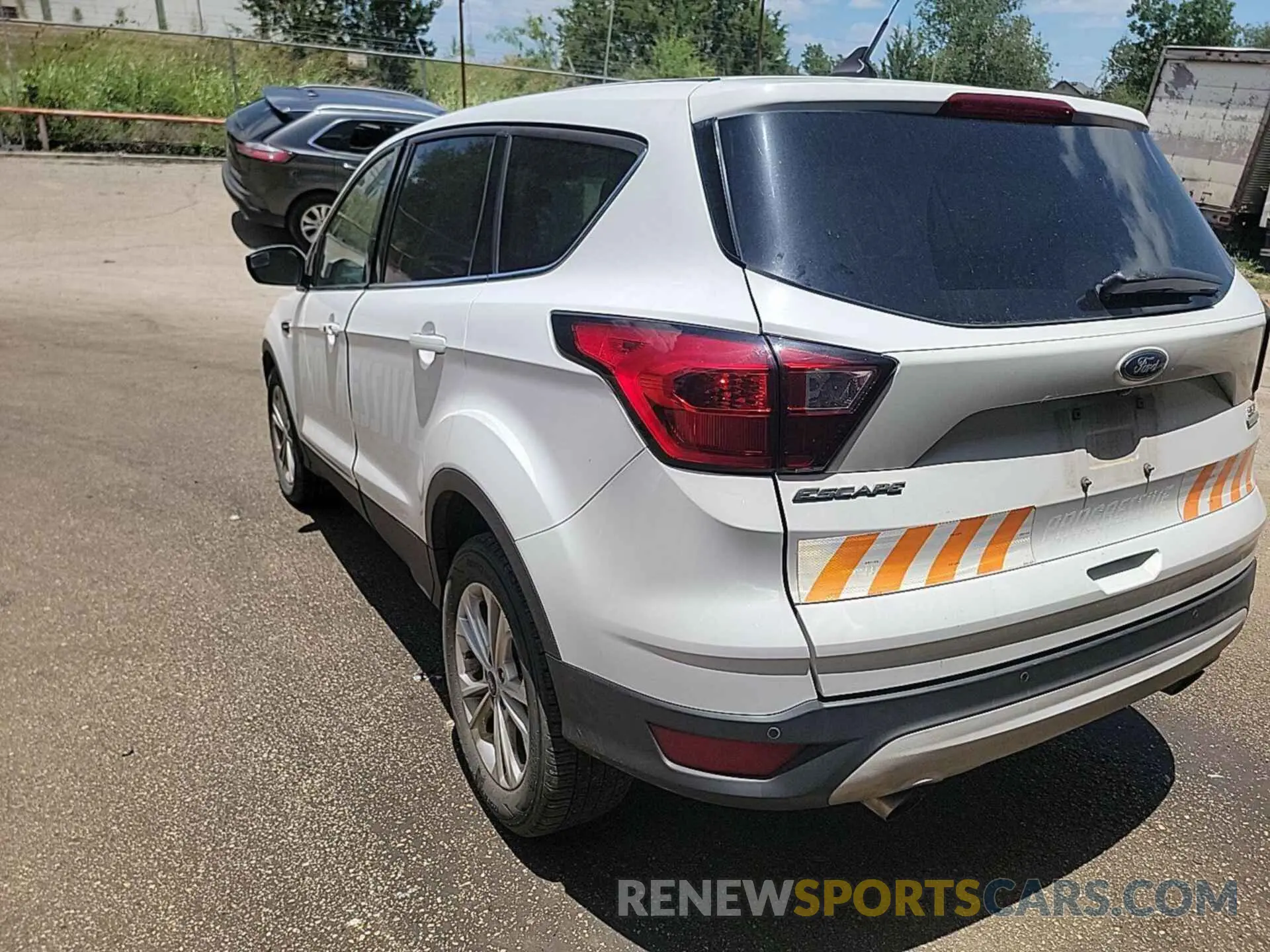 8 Photograph of a damaged car 1FMCU0GD2KUB82463 FORD ESCAPE 2019