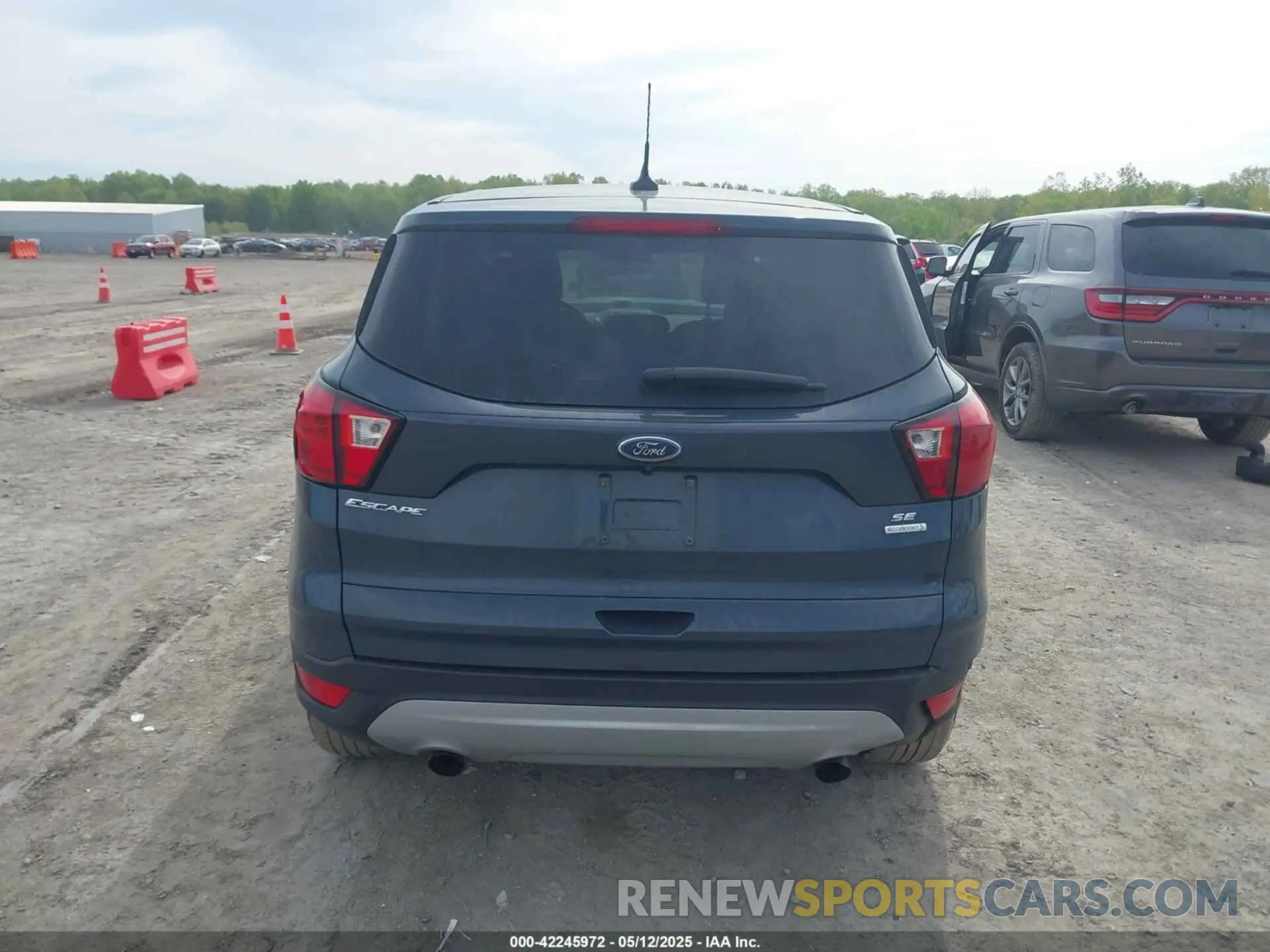 16 Photograph of a damaged car 1FMCU0GD2KUB98923 FORD ESCAPE 2019