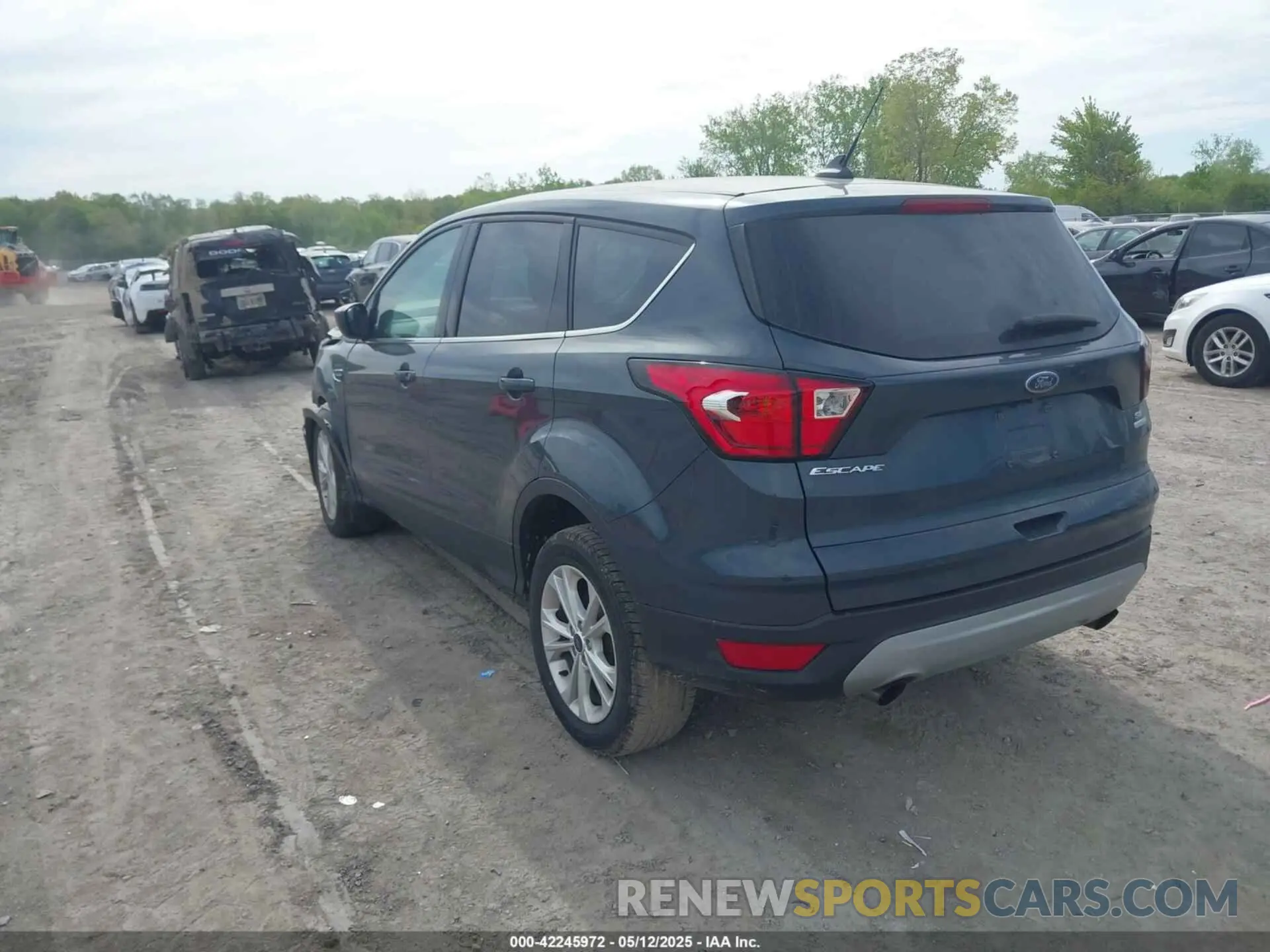 3 Photograph of a damaged car 1FMCU0GD2KUB98923 FORD ESCAPE 2019