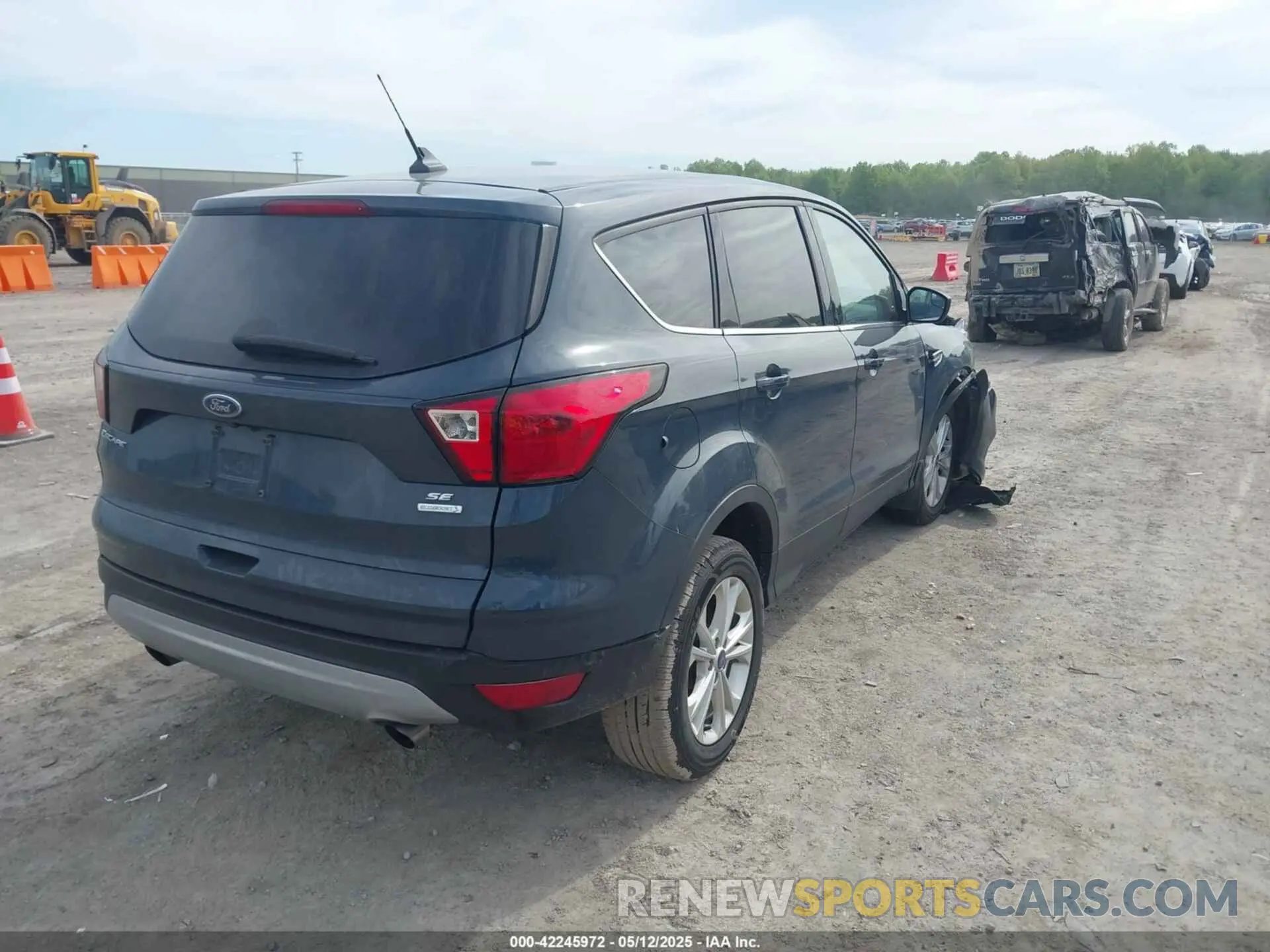 4 Photograph of a damaged car 1FMCU0GD2KUB98923 FORD ESCAPE 2019
