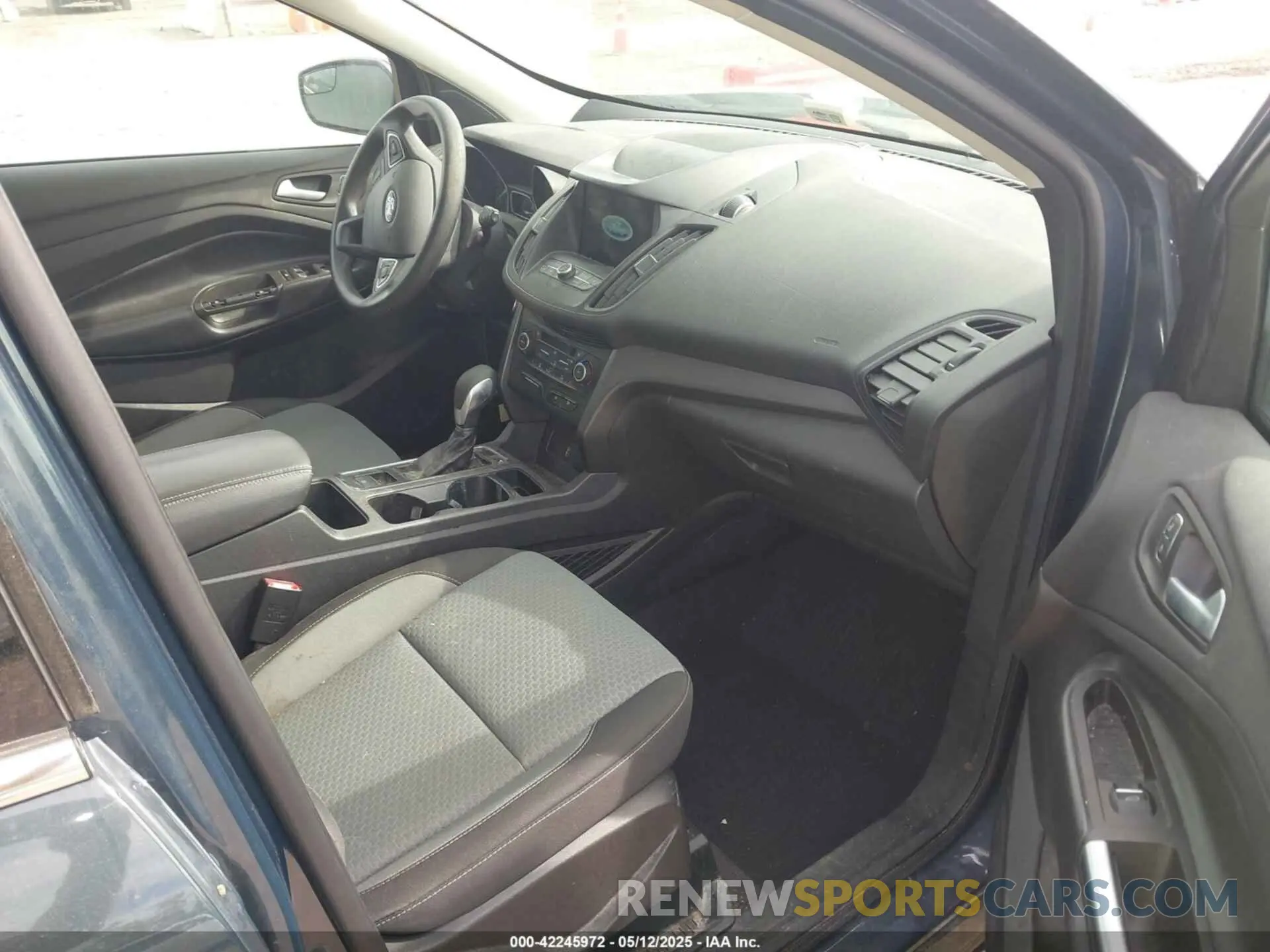5 Photograph of a damaged car 1FMCU0GD2KUB98923 FORD ESCAPE 2019