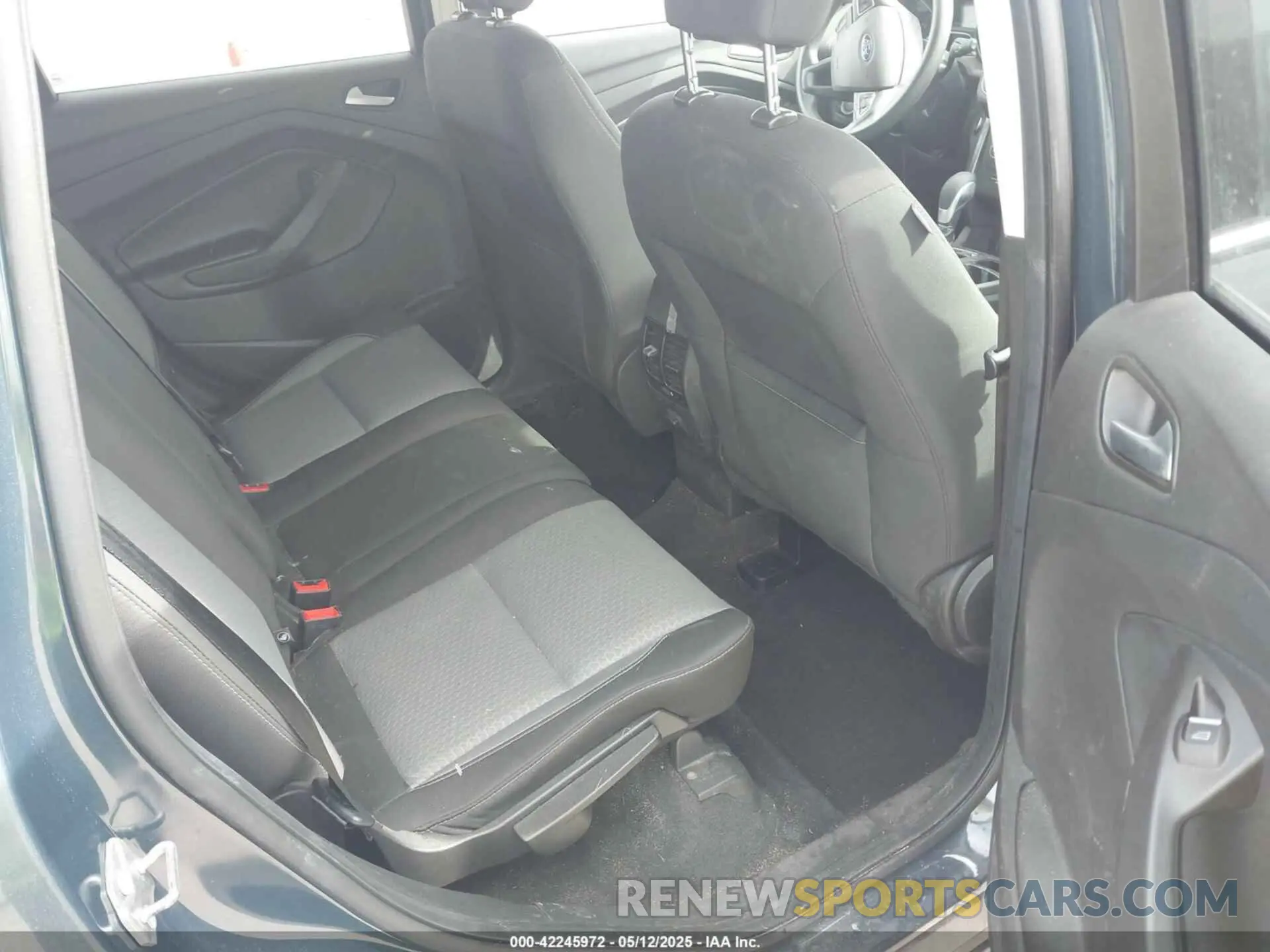 8 Photograph of a damaged car 1FMCU0GD2KUB98923 FORD ESCAPE 2019