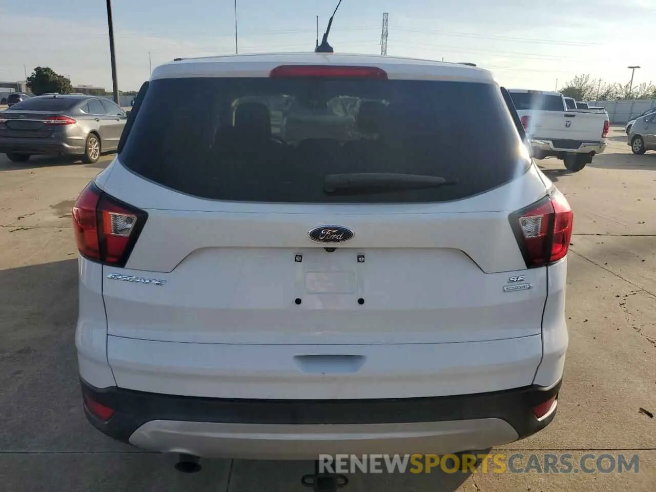 6 Photograph of a damaged car 1FMCU0GD2KUC04199 FORD ESCAPE 2019