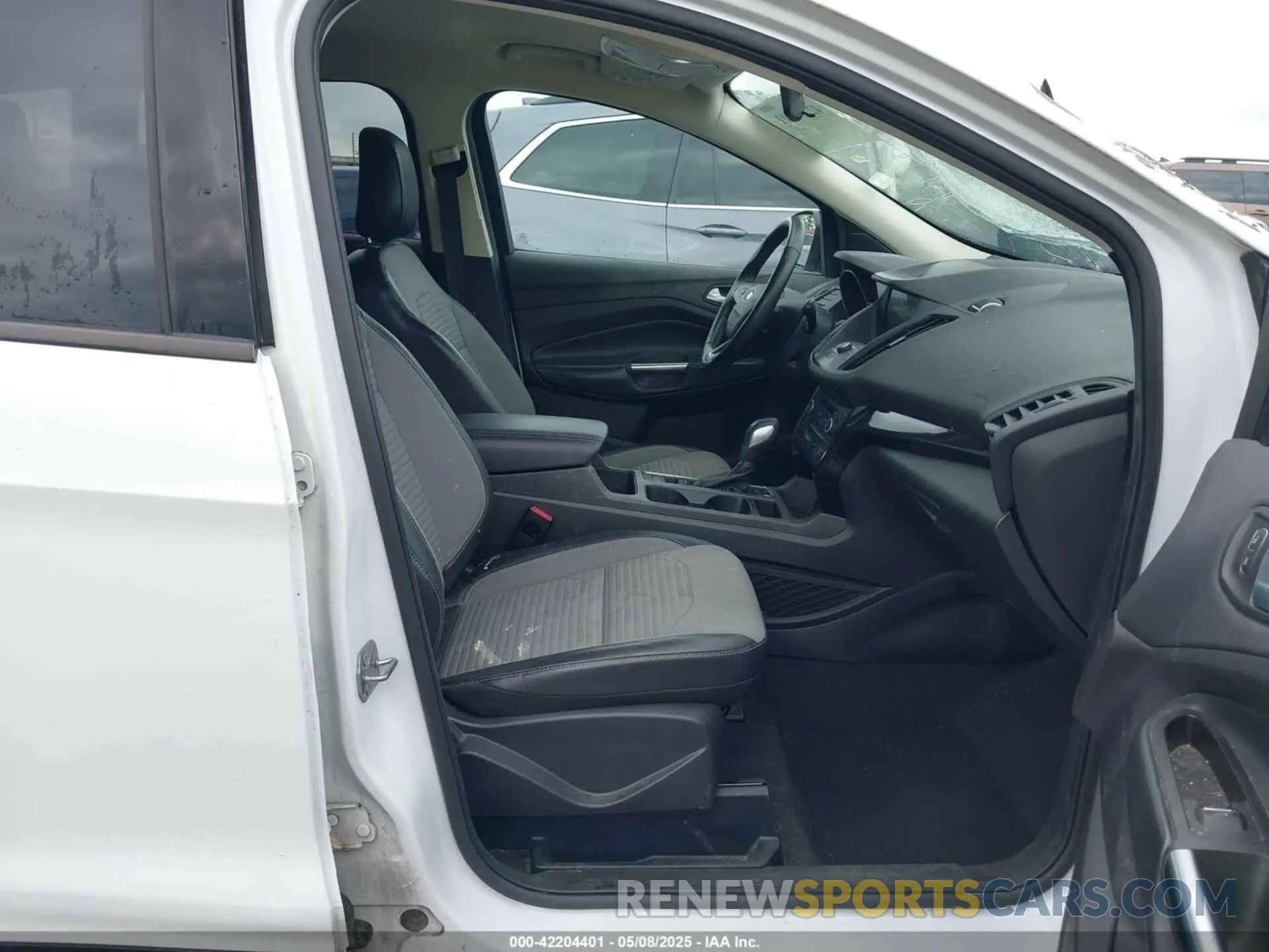 5 Photograph of a damaged car 1FMCU0GD2KUC46050 FORD ESCAPE 2019