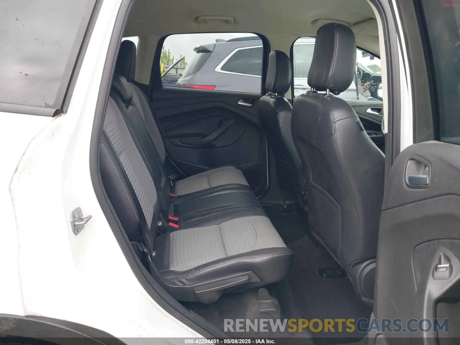 8 Photograph of a damaged car 1FMCU0GD2KUC46050 FORD ESCAPE 2019
