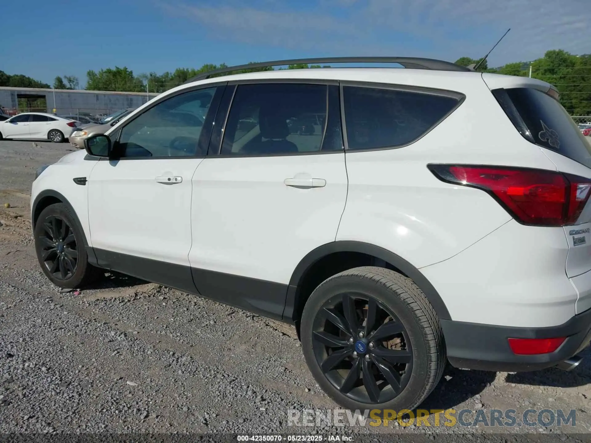14 Photograph of a damaged car 1FMCU0GD2KUC47330 FORD ESCAPE 2019