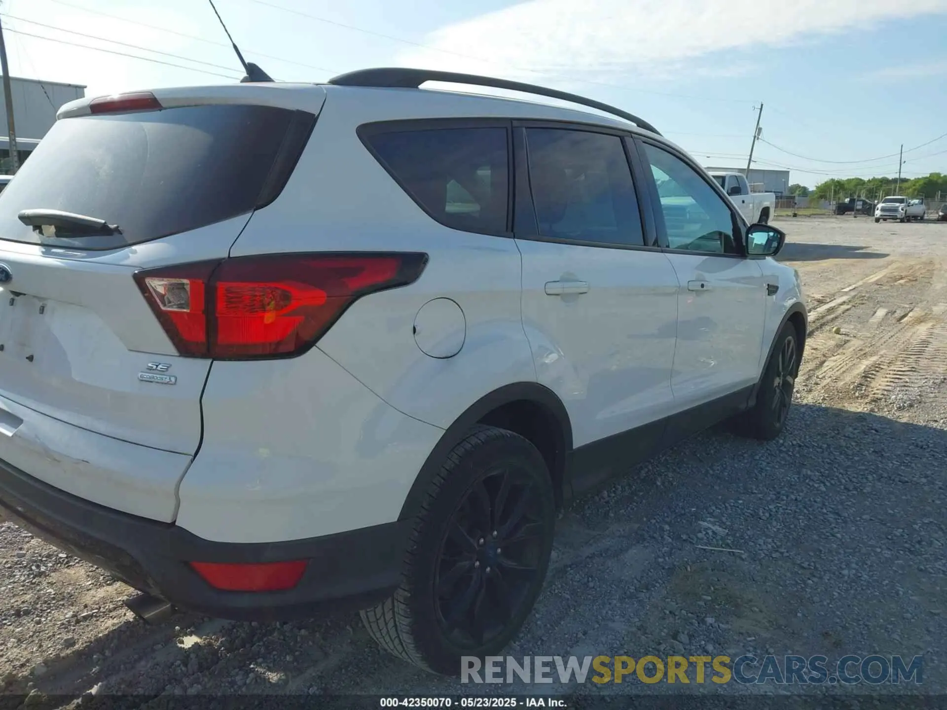 4 Photograph of a damaged car 1FMCU0GD2KUC47330 FORD ESCAPE 2019