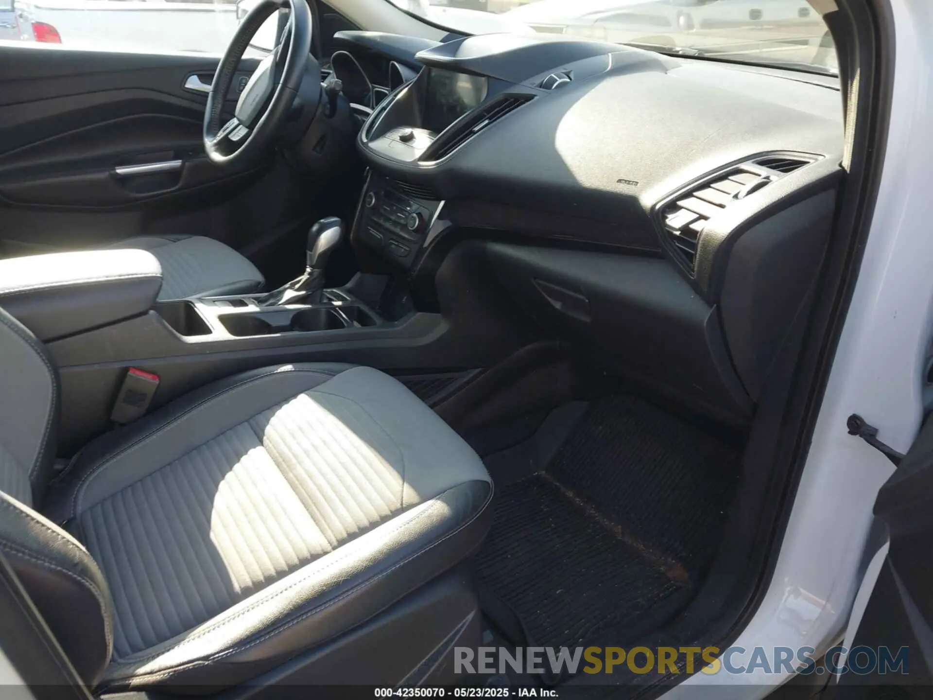 5 Photograph of a damaged car 1FMCU0GD2KUC47330 FORD ESCAPE 2019