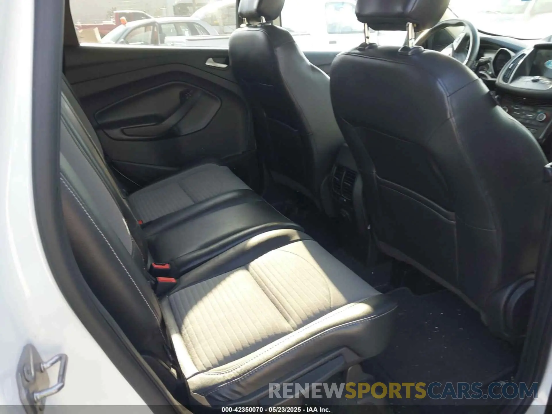 8 Photograph of a damaged car 1FMCU0GD2KUC47330 FORD ESCAPE 2019