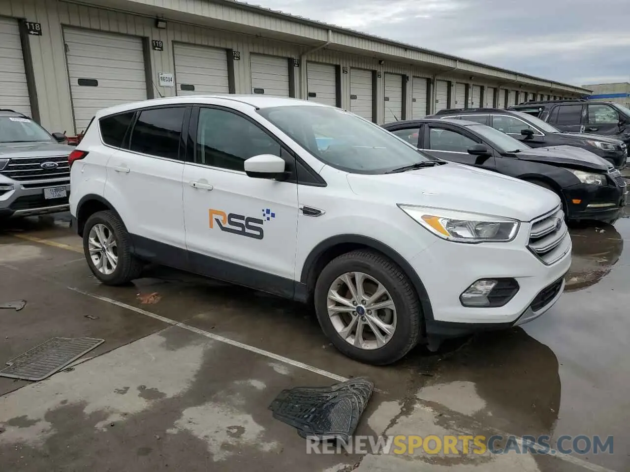 4 Photograph of a damaged car 1FMCU0GD3KUA15268 FORD ESCAPE 2019