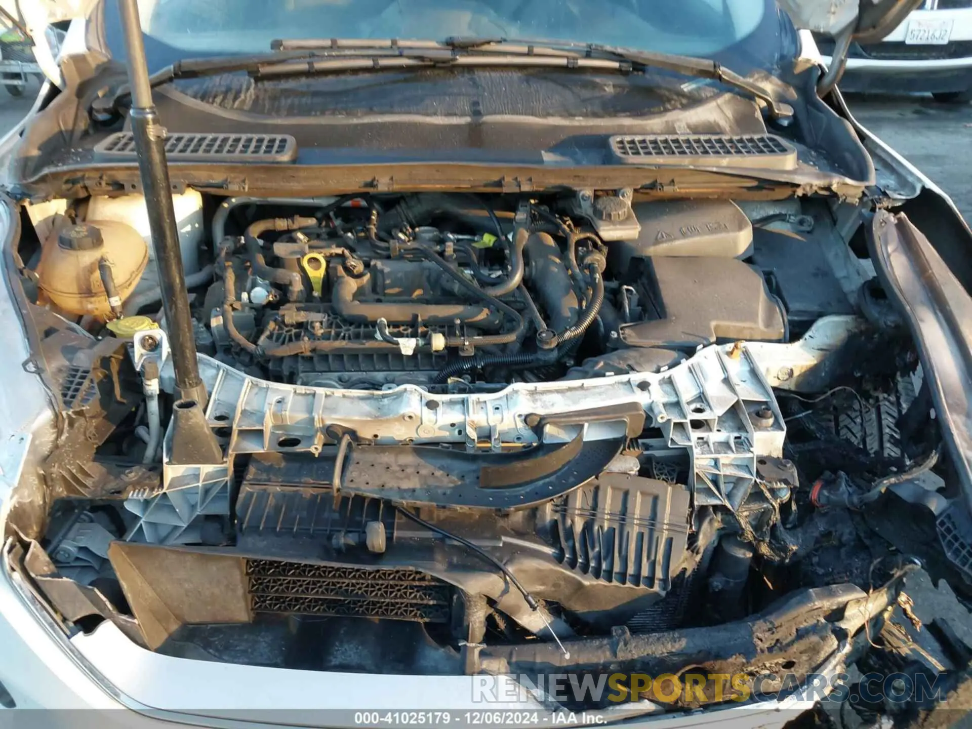 10 Photograph of a damaged car 1FMCU0GD3KUA20180 FORD ESCAPE 2019