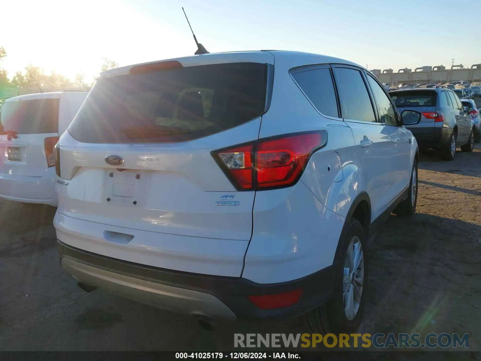 4 Photograph of a damaged car 1FMCU0GD3KUA20180 FORD ESCAPE 2019