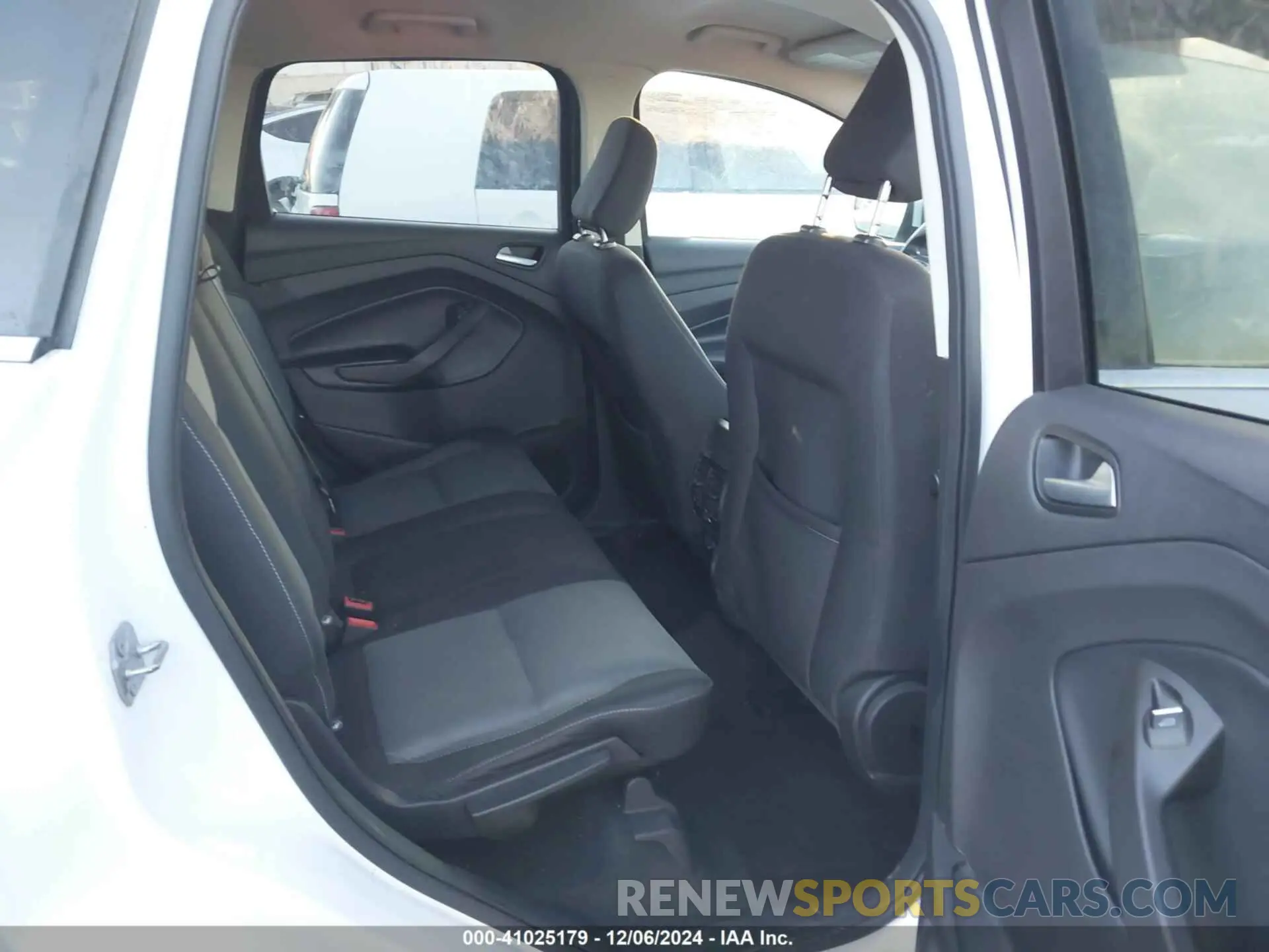 8 Photograph of a damaged car 1FMCU0GD3KUA20180 FORD ESCAPE 2019