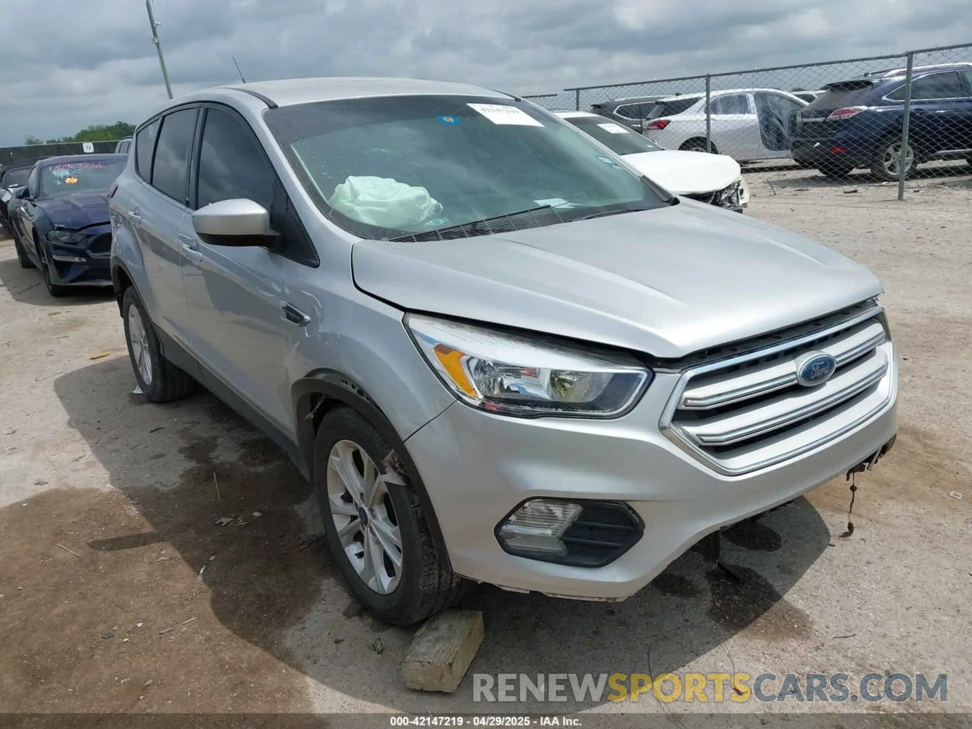 1 Photograph of a damaged car 1FMCU0GD3KUA40915 FORD ESCAPE 2019