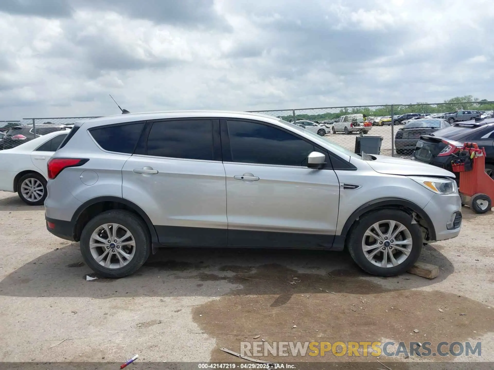 13 Photograph of a damaged car 1FMCU0GD3KUA40915 FORD ESCAPE 2019