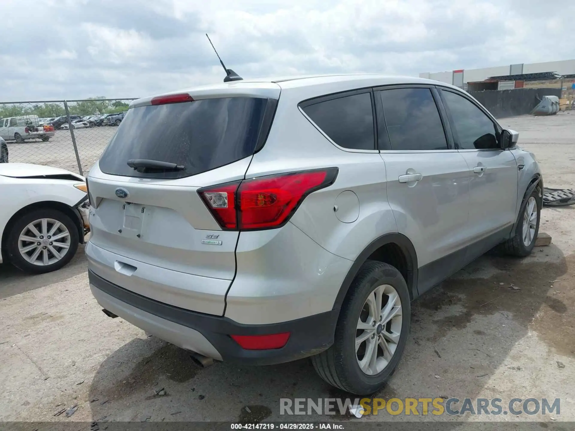 4 Photograph of a damaged car 1FMCU0GD3KUA40915 FORD ESCAPE 2019
