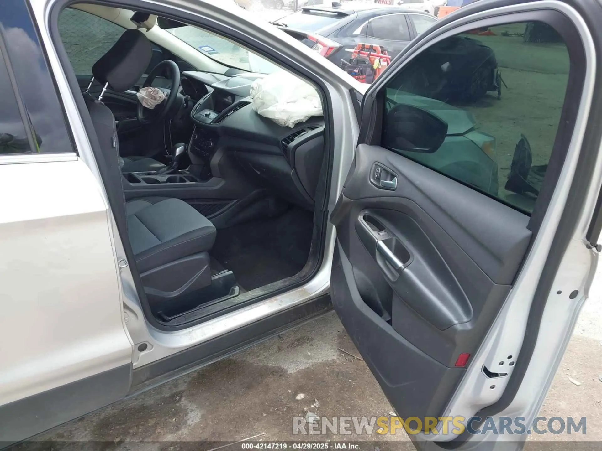5 Photograph of a damaged car 1FMCU0GD3KUA40915 FORD ESCAPE 2019
