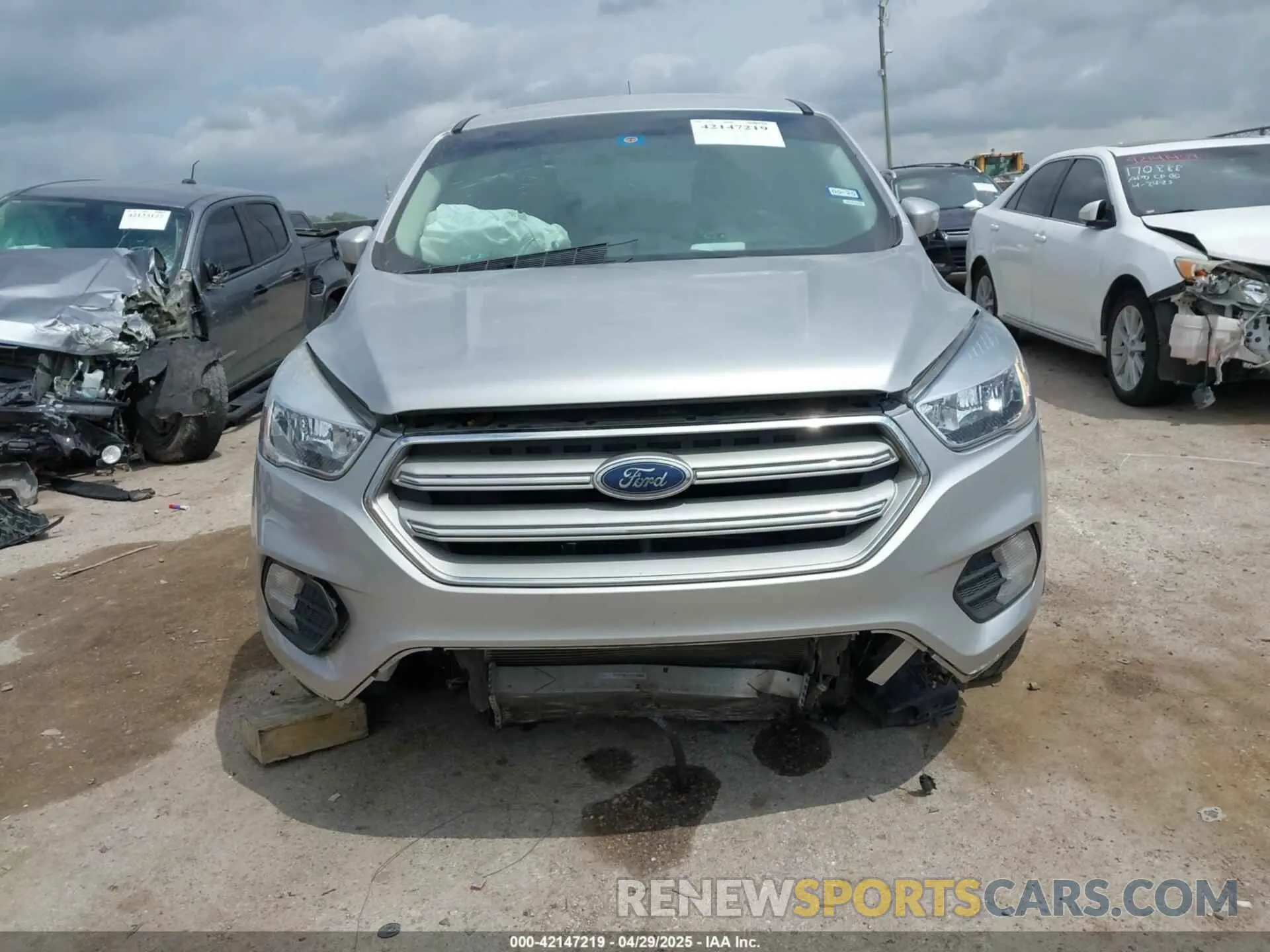 6 Photograph of a damaged car 1FMCU0GD3KUA40915 FORD ESCAPE 2019