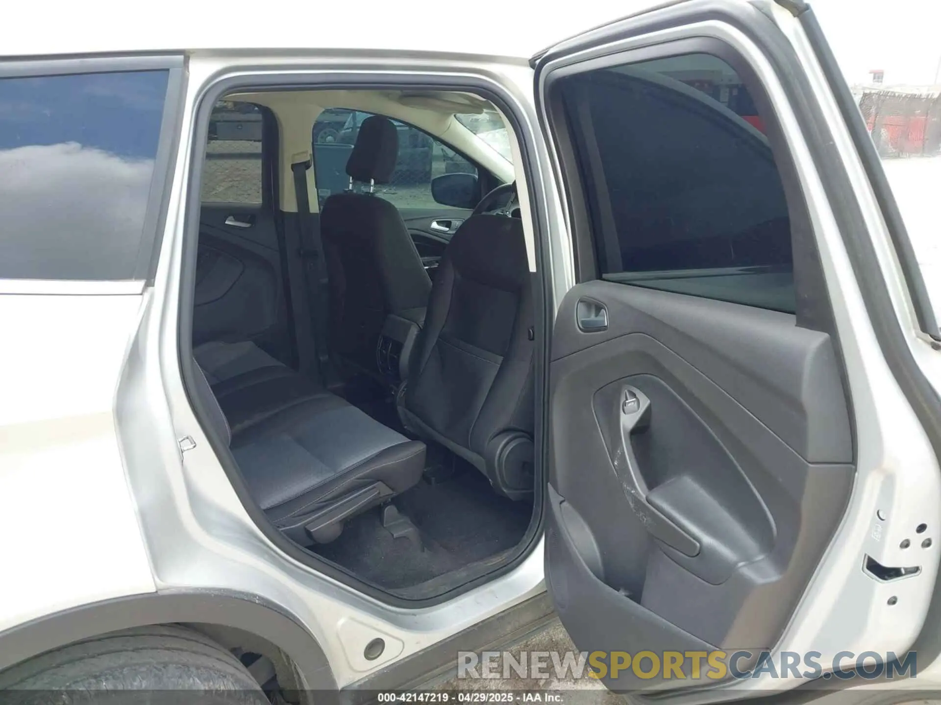 8 Photograph of a damaged car 1FMCU0GD3KUA40915 FORD ESCAPE 2019