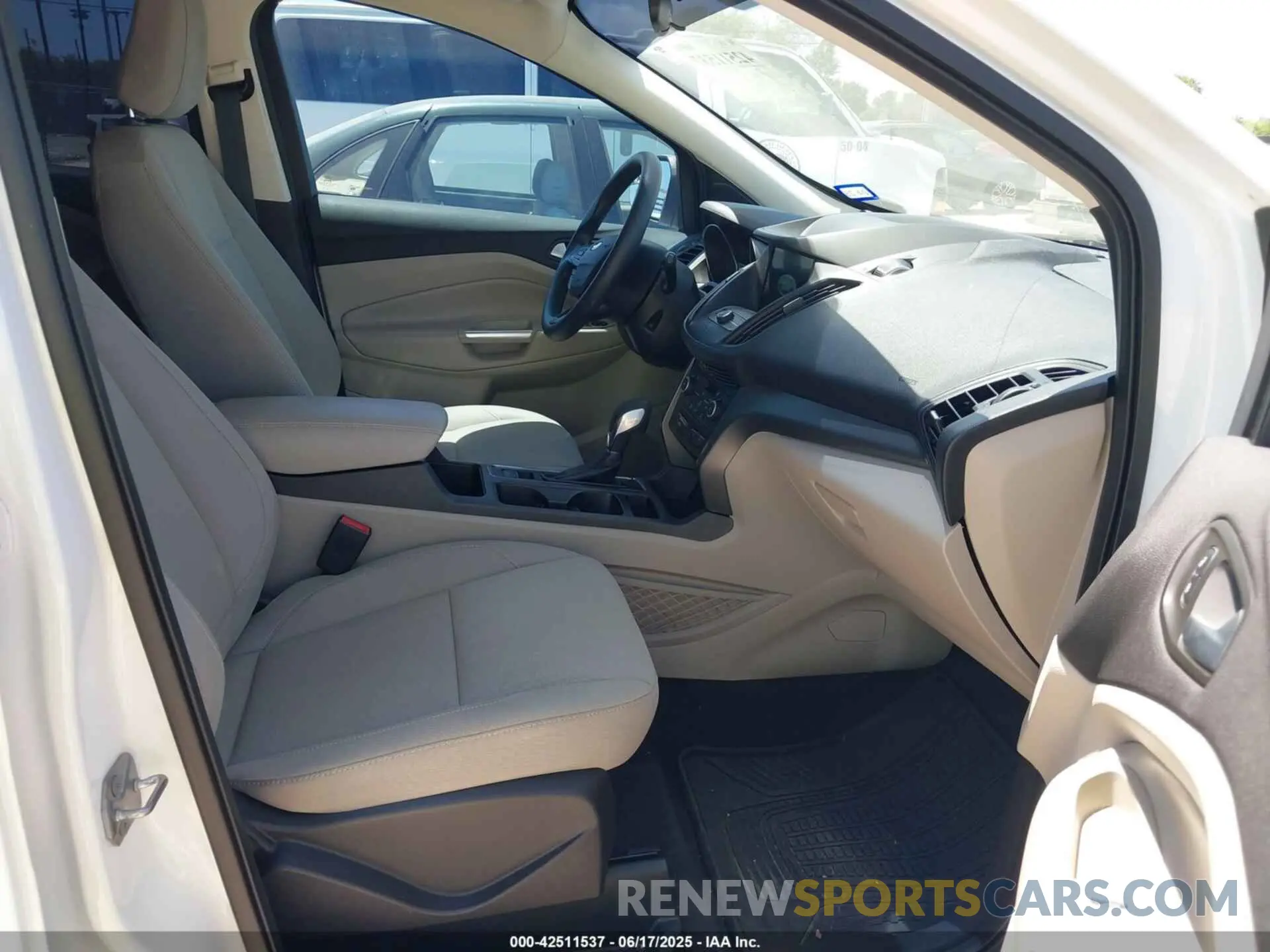 5 Photograph of a damaged car 1FMCU0GD3KUA62879 FORD ESCAPE 2019