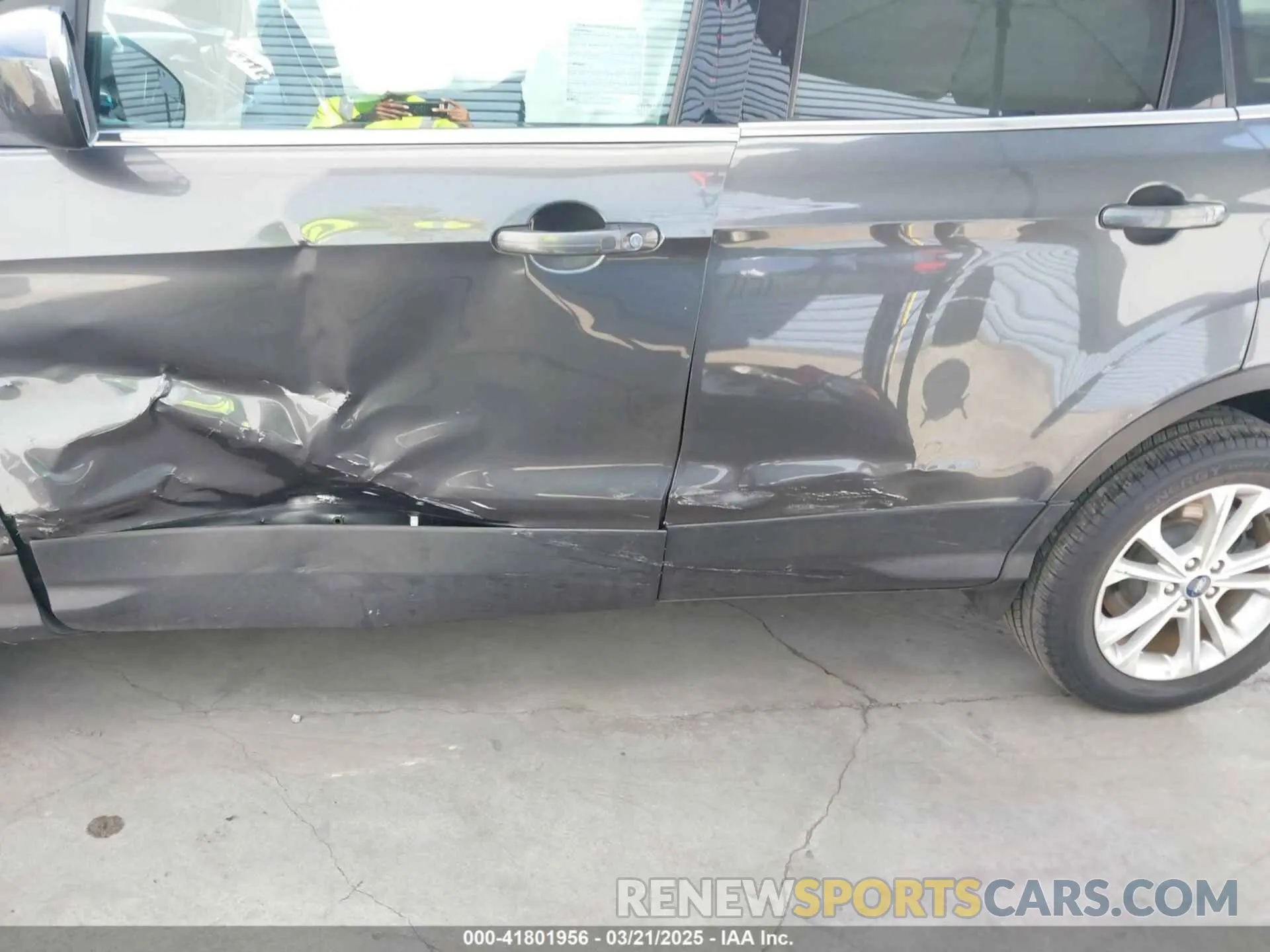 17 Photograph of a damaged car 1FMCU0GD3KUA71923 FORD ESCAPE 2019