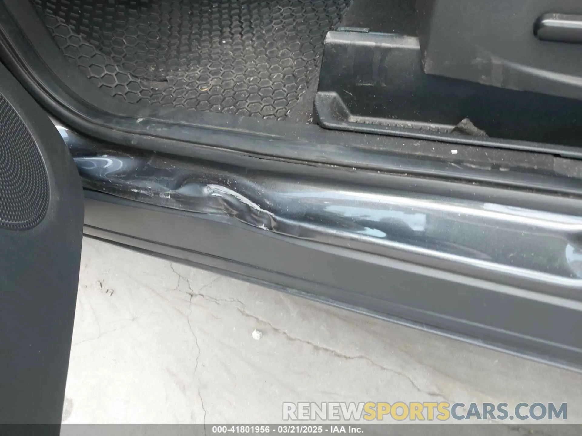 18 Photograph of a damaged car 1FMCU0GD3KUA71923 FORD ESCAPE 2019