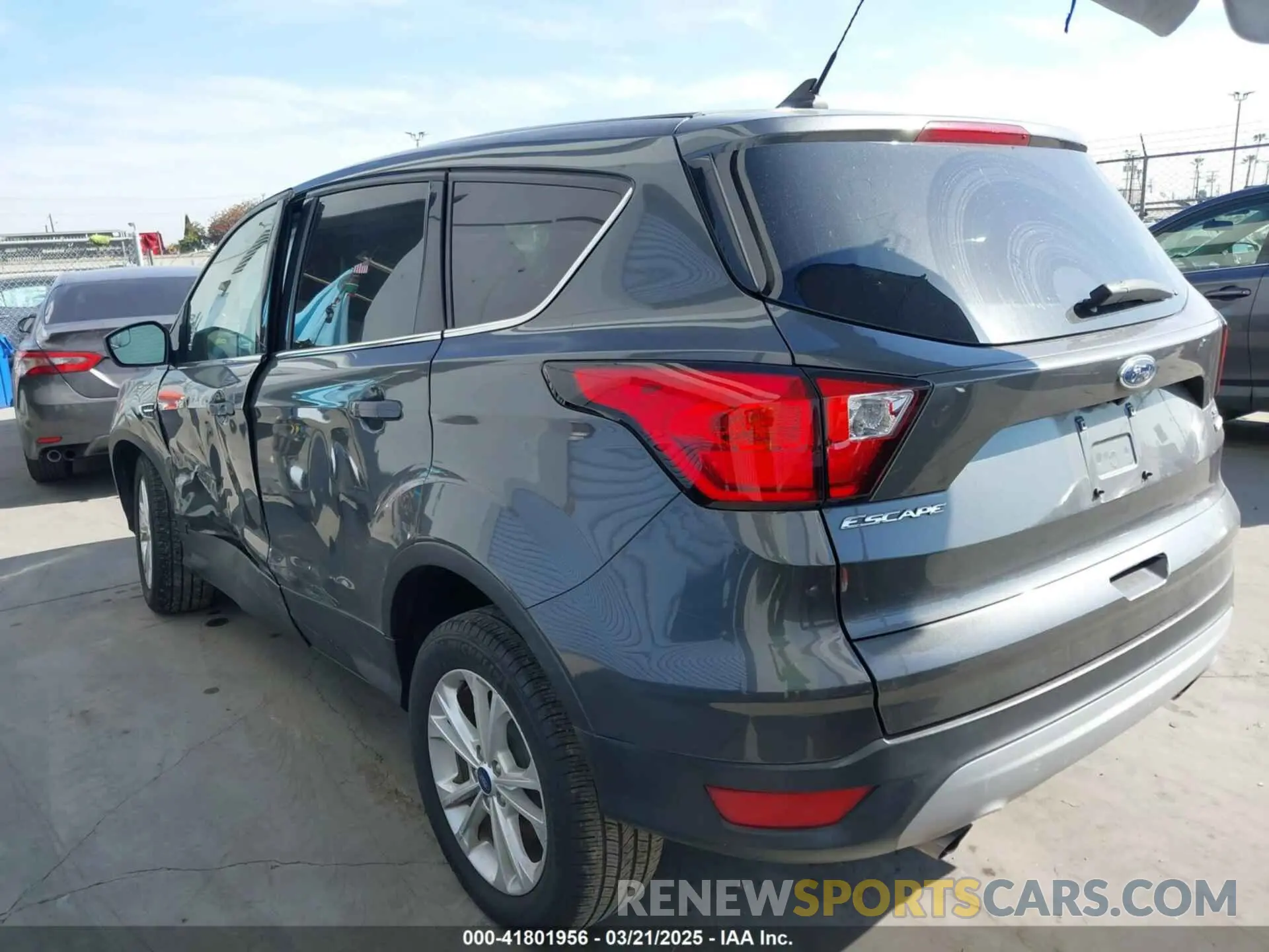 3 Photograph of a damaged car 1FMCU0GD3KUA71923 FORD ESCAPE 2019