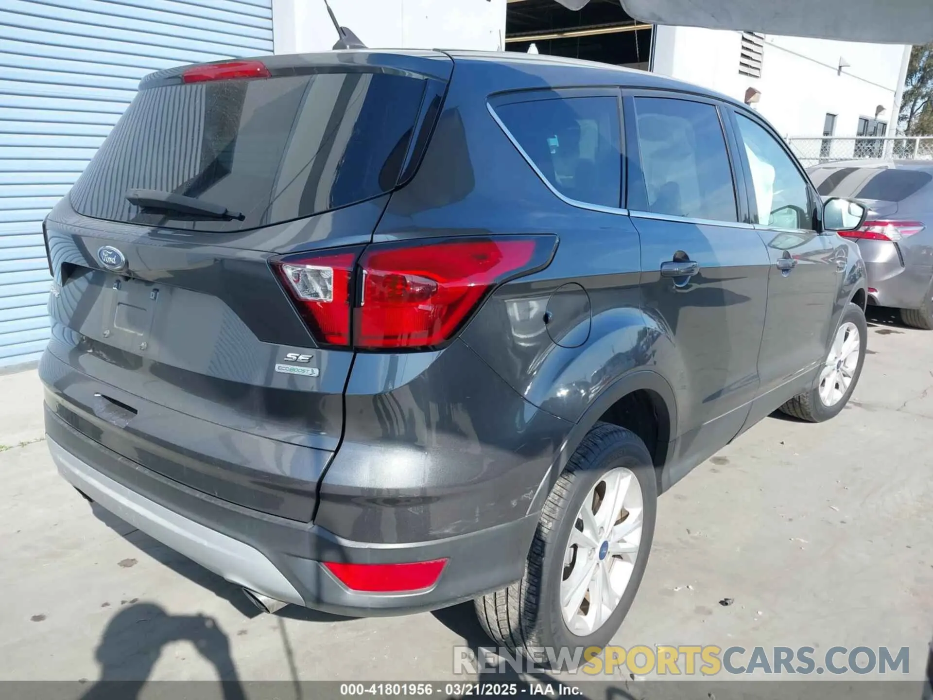 4 Photograph of a damaged car 1FMCU0GD3KUA71923 FORD ESCAPE 2019