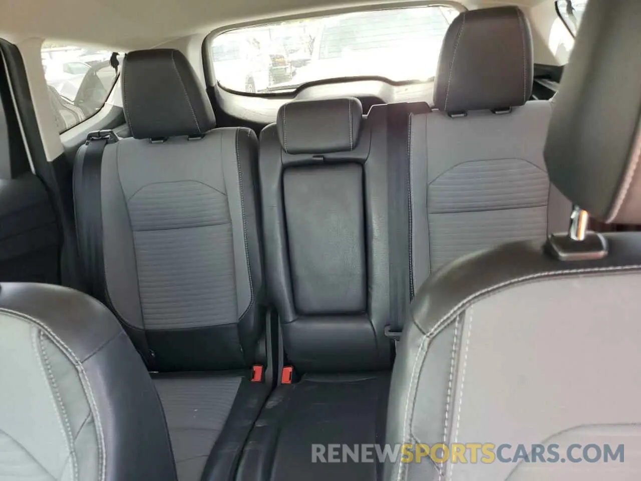 10 Photograph of a damaged car 1FMCU0GD3KUB08906 FORD ESCAPE 2019