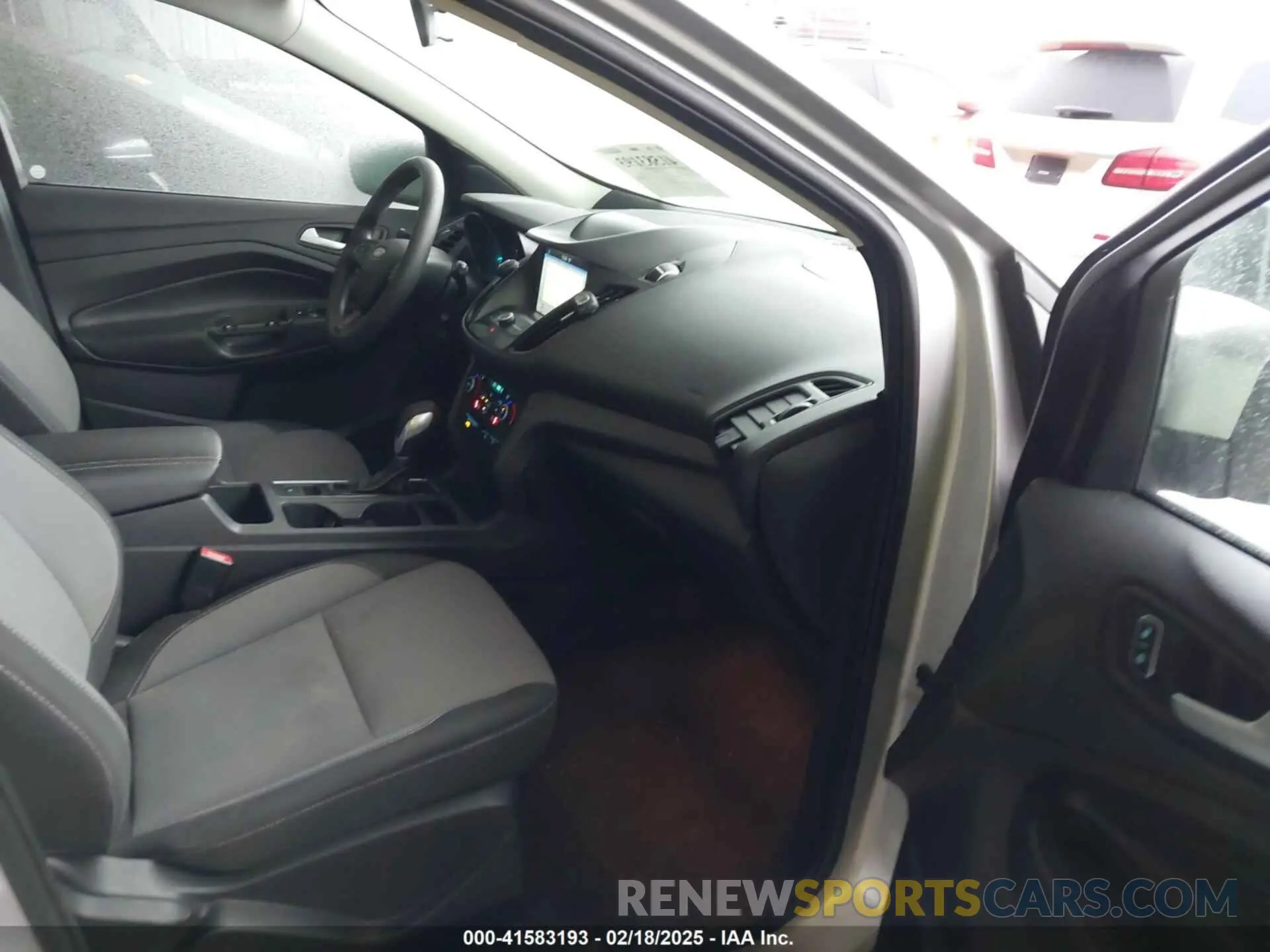 5 Photograph of a damaged car 1FMCU0GD3KUB10025 FORD ESCAPE 2019