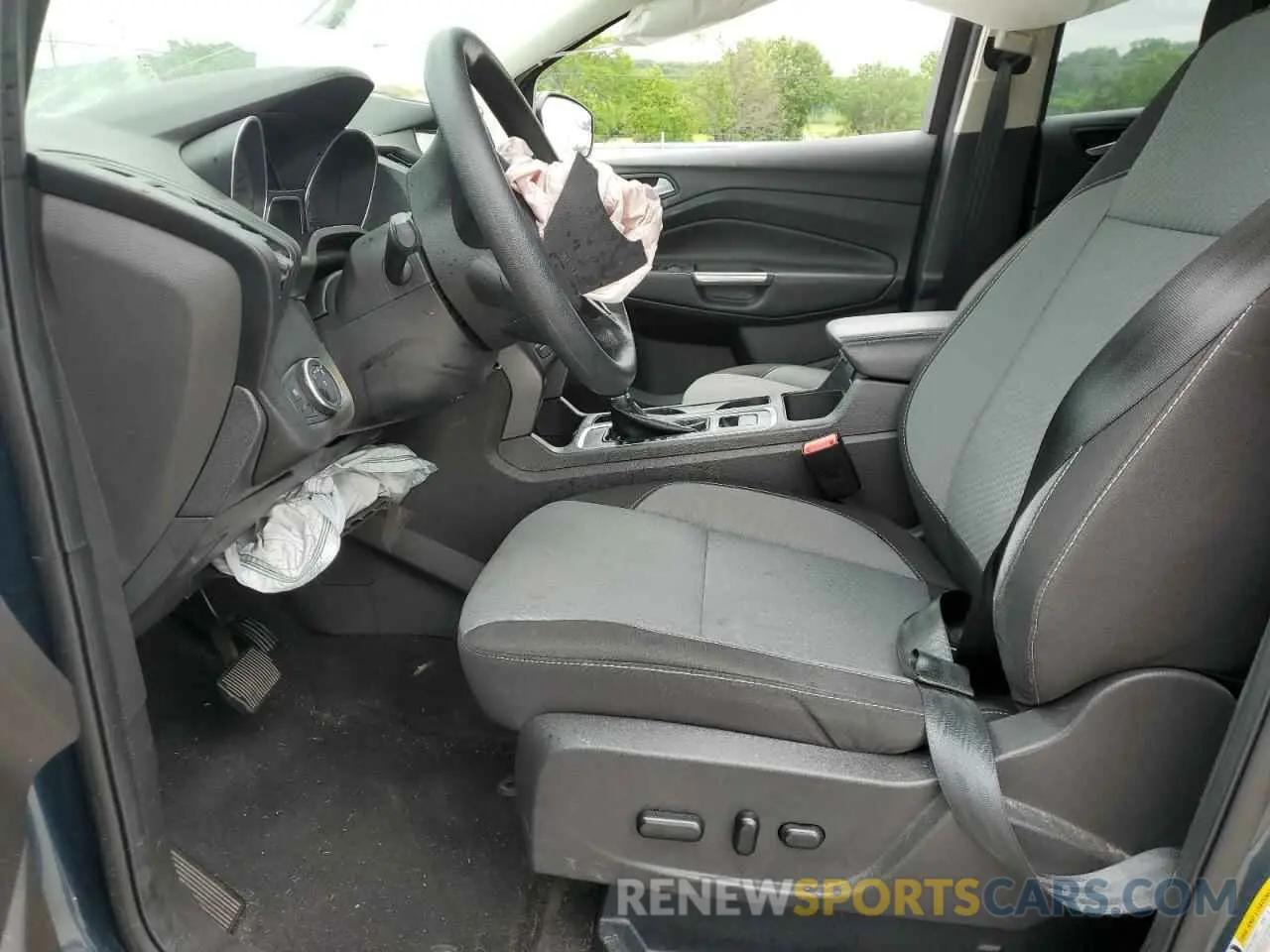 7 Photograph of a damaged car 1FMCU0GD3KUB10932 FORD ESCAPE 2019