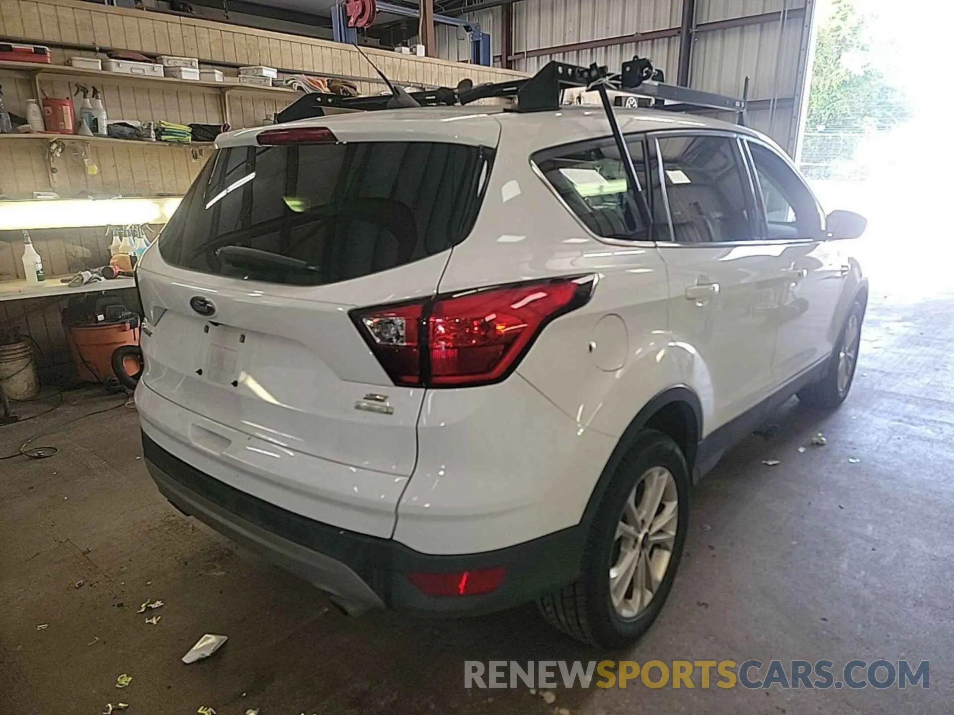 22 Photograph of a damaged car 1FMCU0GD3KUB26080 FORD ESCAPE 2019