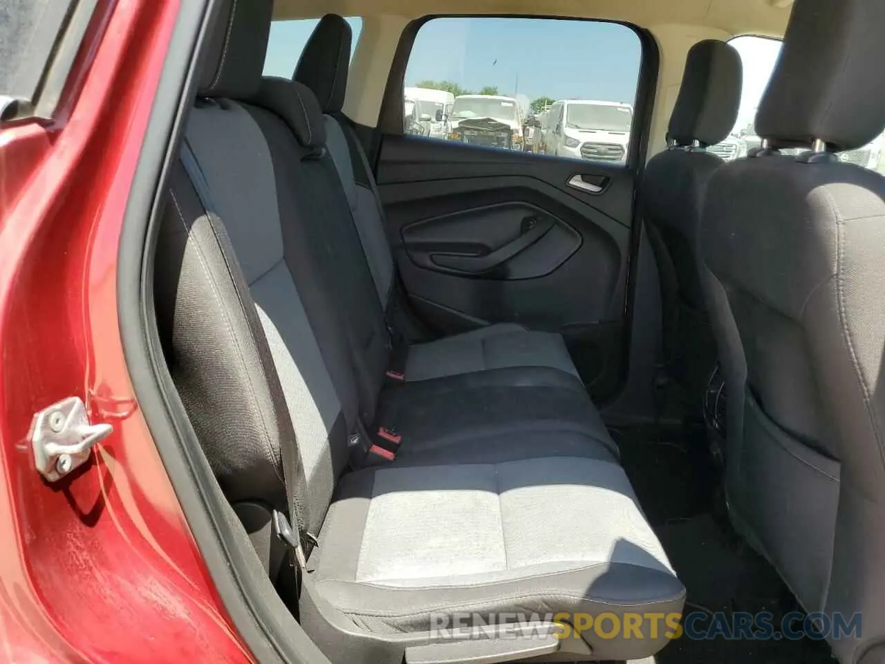 10 Photograph of a damaged car 1FMCU0GD3KUB26225 FORD ESCAPE 2019